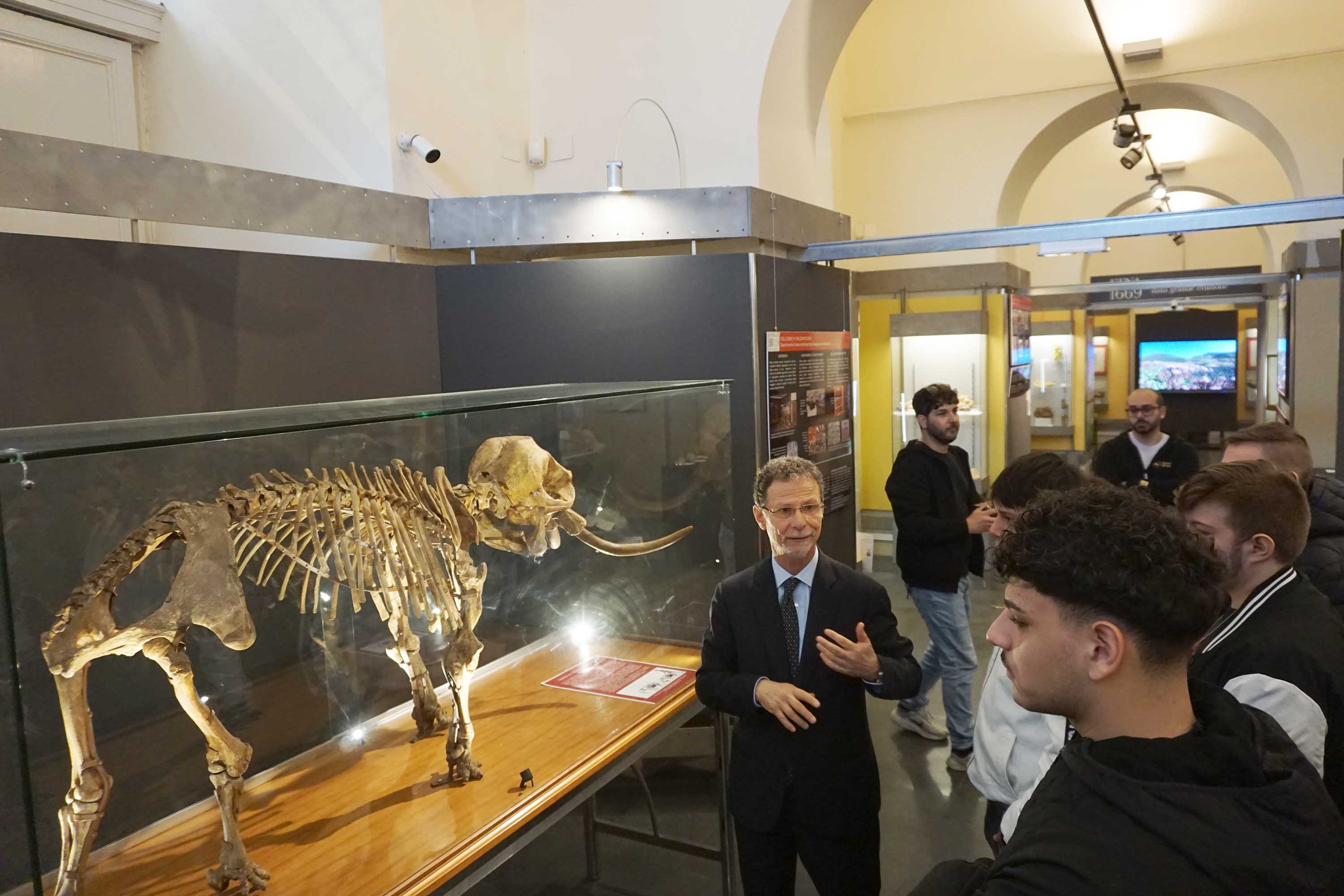 Un momento della visita guidata del rettore Francesco Priolo al Museo dei Saperi e delle Mirabilie siciliane