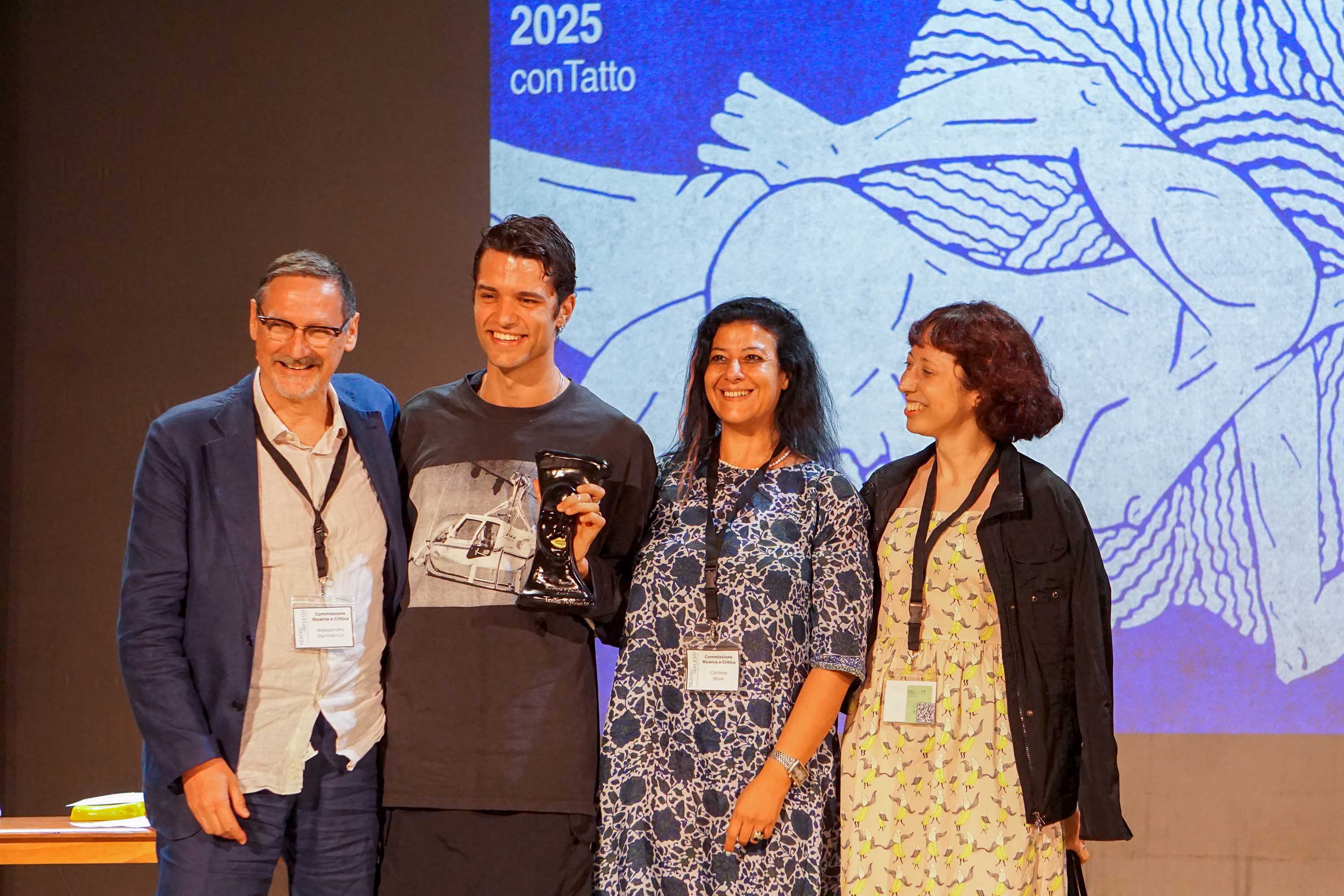 Alessandro Pontremoli, Corinne Bove e Greta Pieropan premiano LeatherBetter (ph. Valeria Buta)