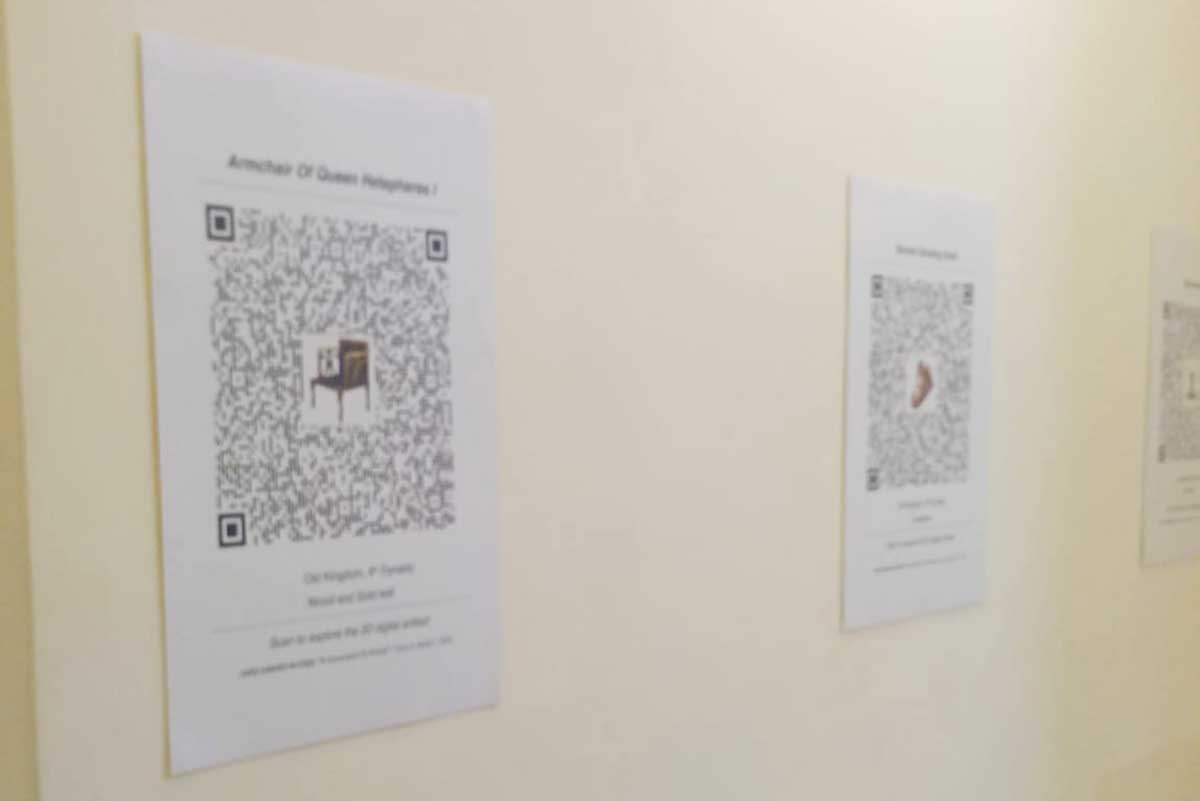 Alcuni Qr codes affissi alle pareti del Museo di Archeologia
