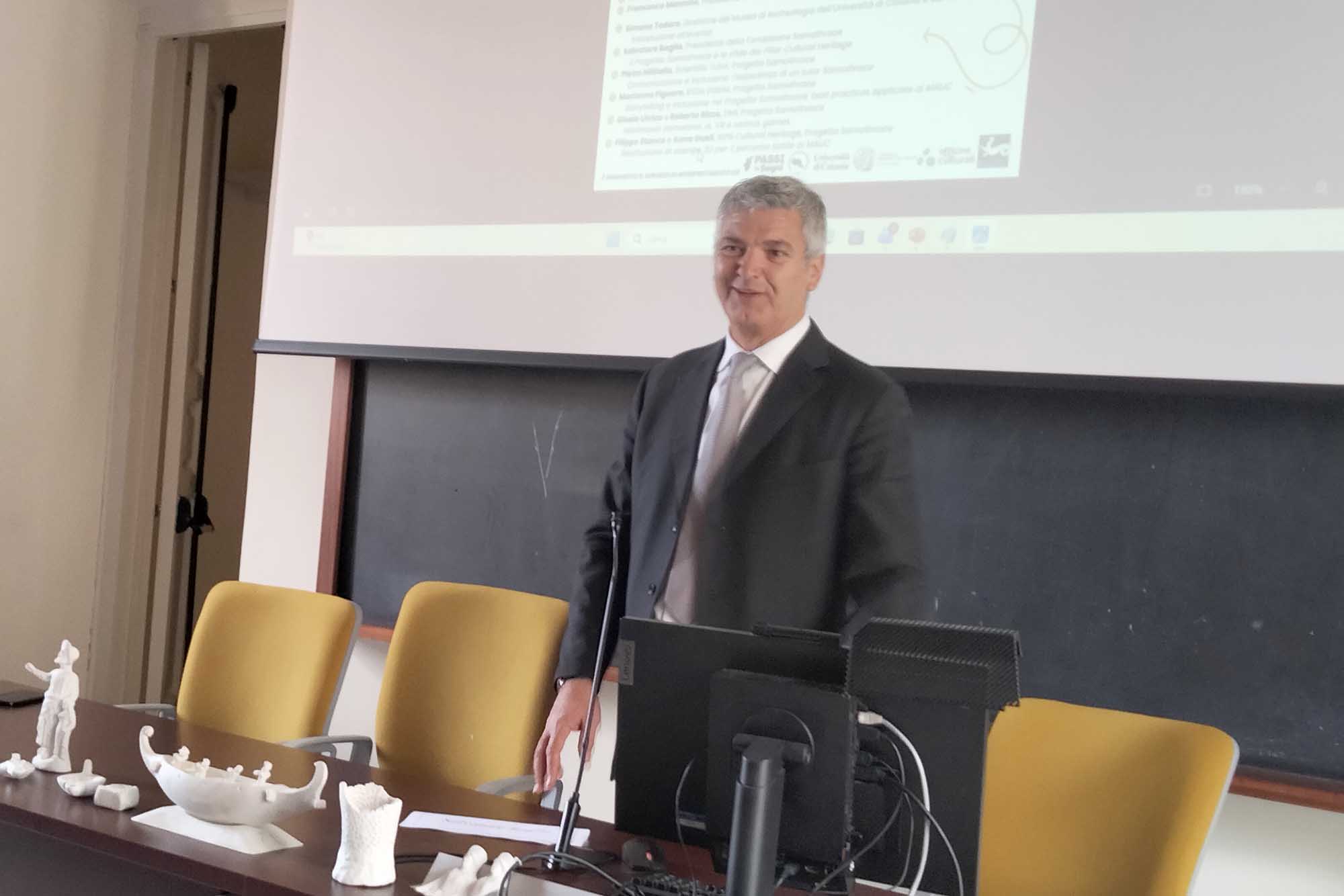 Un momento dell'intervento del prof. Salvo Baglio