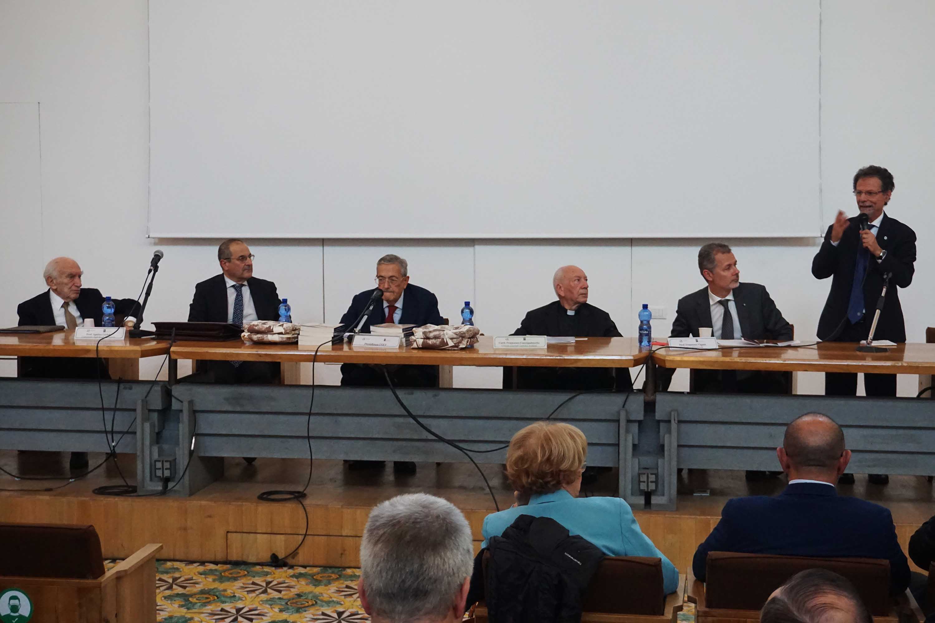 Un momento dell'intervento del rettore Francesco Priolo