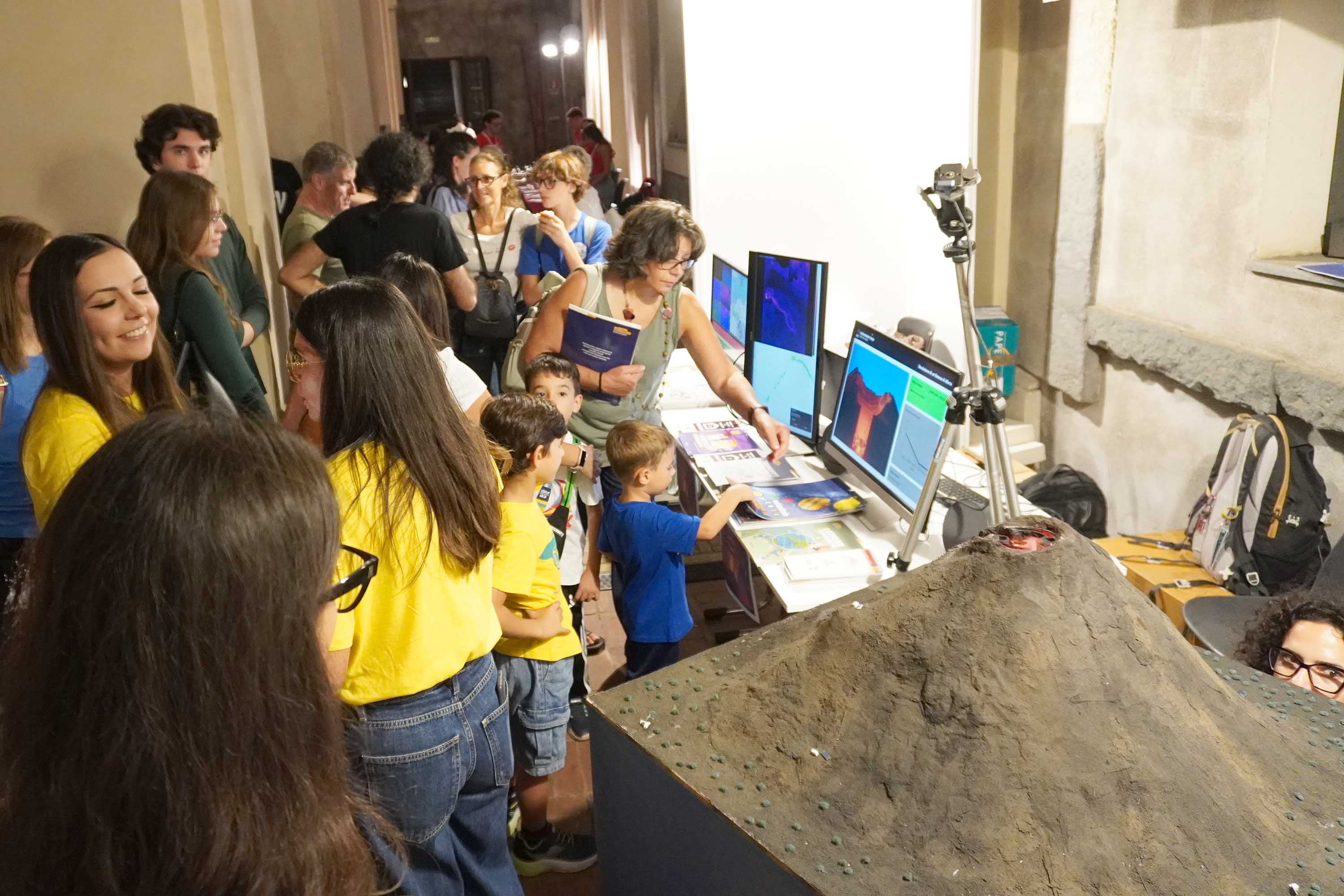 Visitatori allo stand dell'Ingv