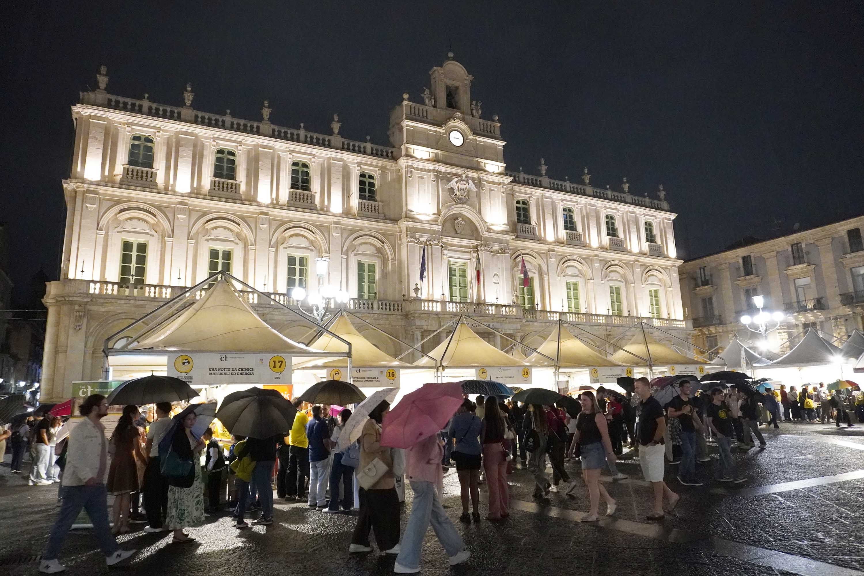 Stand in Piazza Università