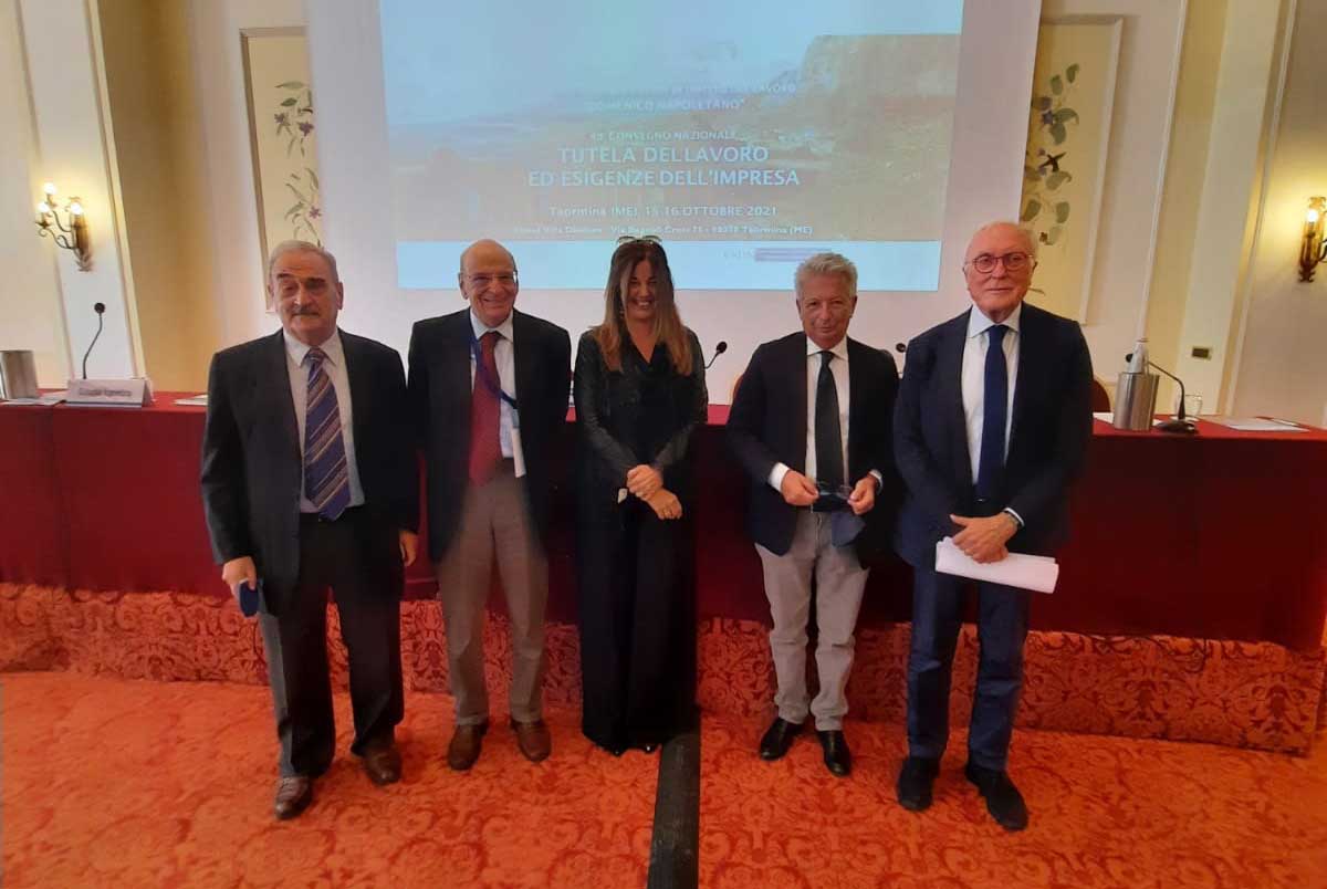 Nella foto da sinistra il segretario nazionale del CSDN, avv. Carbone; Salvatore Pagano, presidente della sez. di Catania del CSDN, il presidente nazionale del CSDN Giuseppe Napoletano; la prof.ssa Gabriella Nicosia (Università di Catania); il prof. Maurizio Cinelli (Università di Macerata)