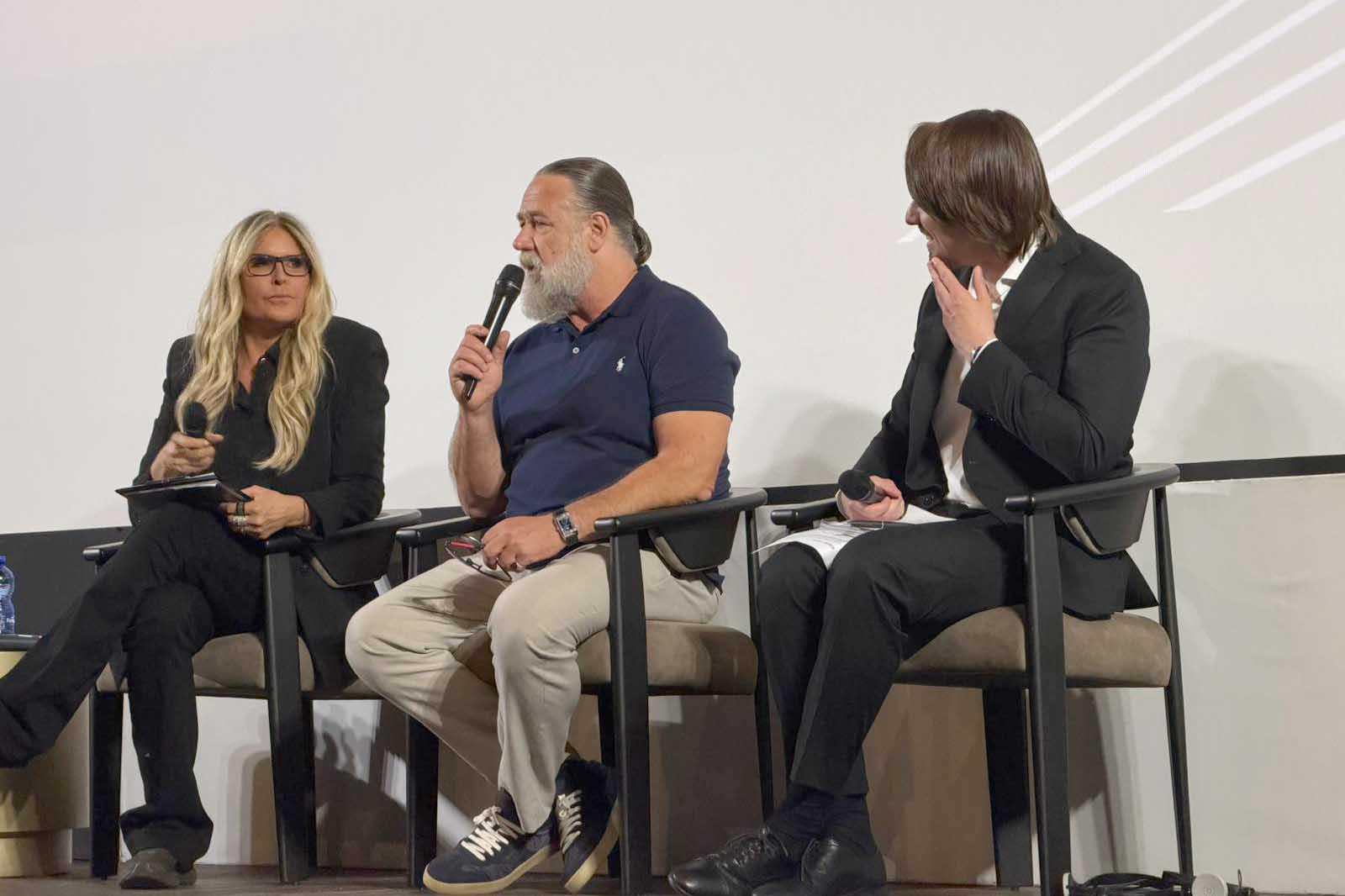 Un momento dell'intervento di Russel Crowe