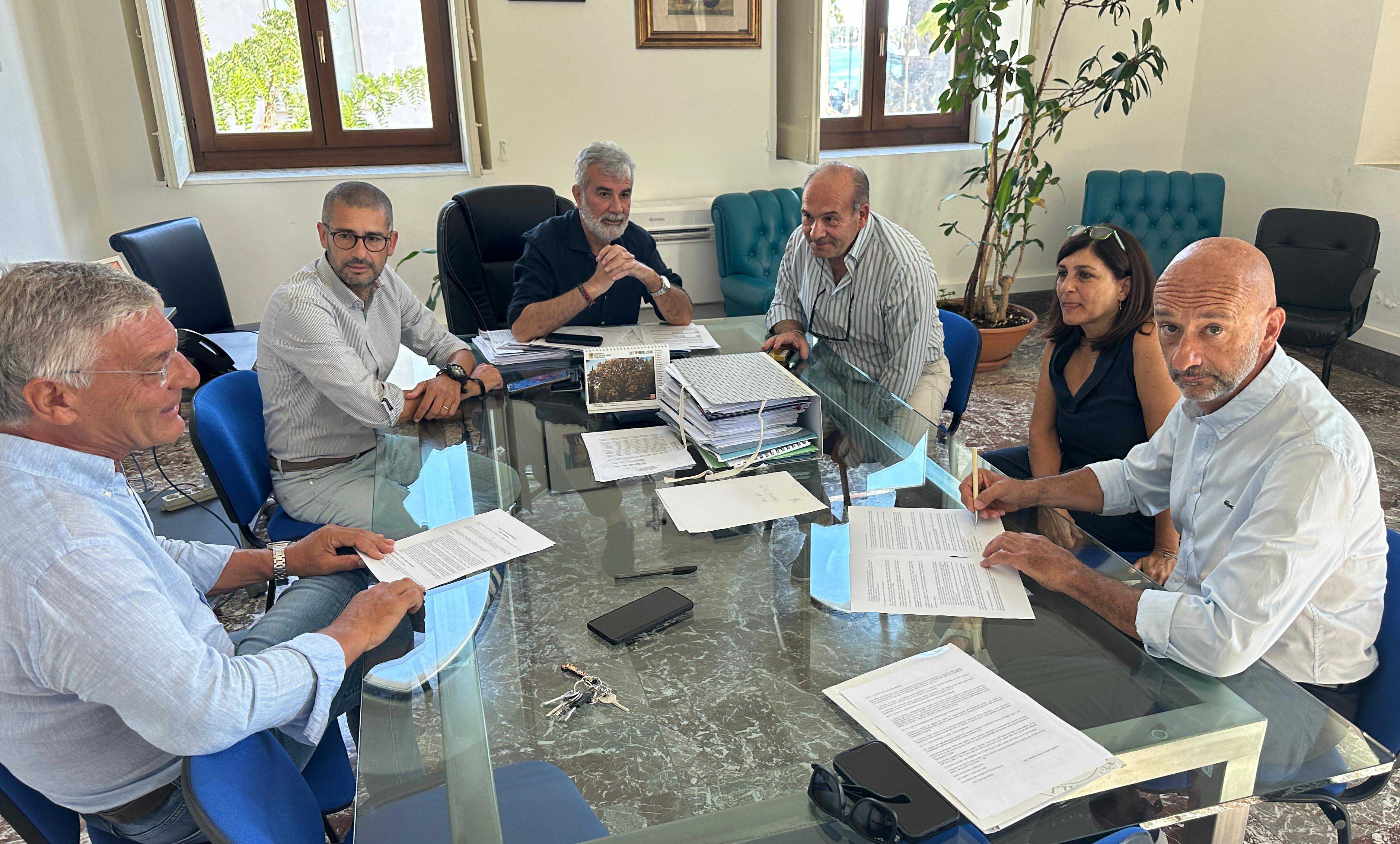 Un momento della firma del contratto