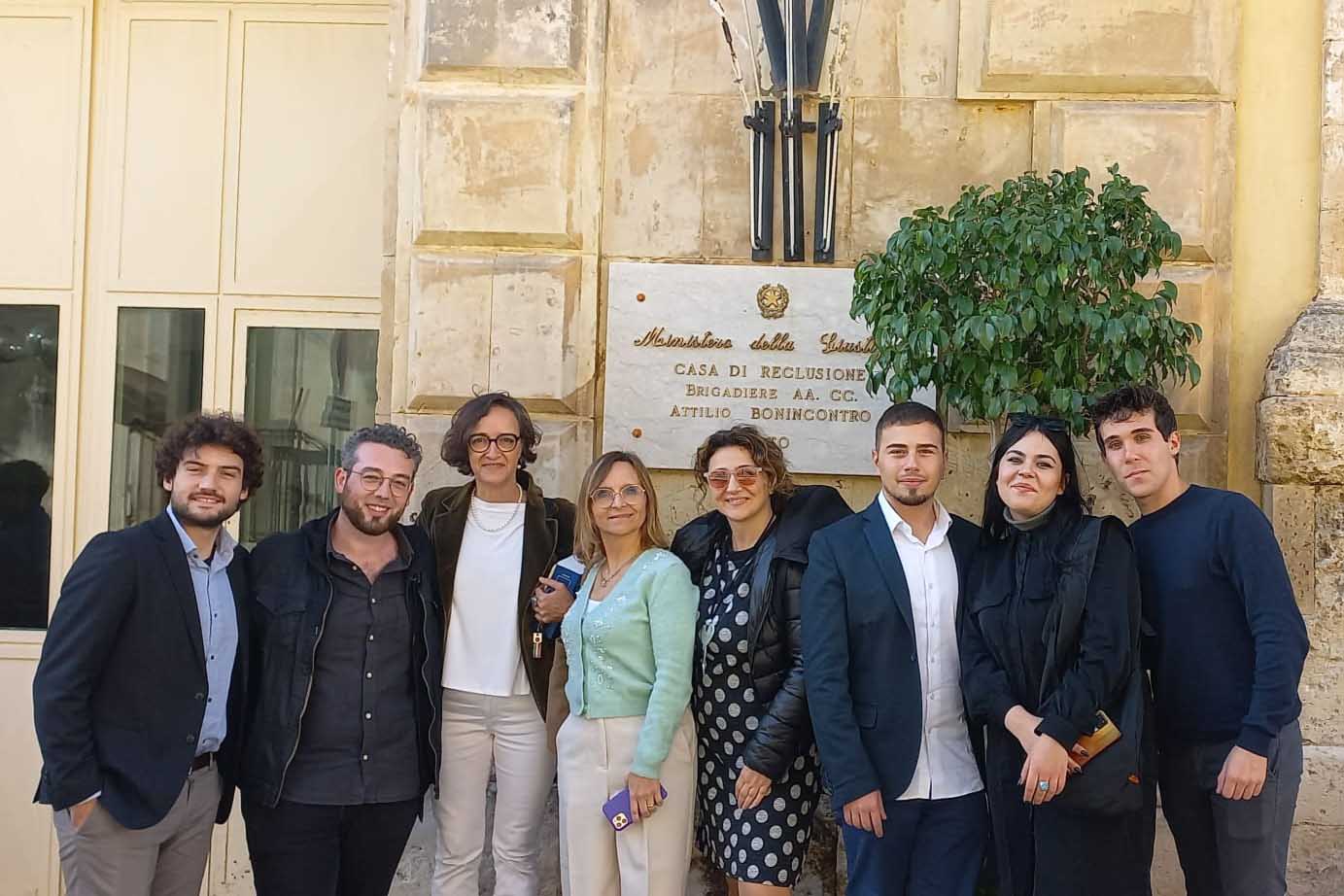 La prof.ssa Teresa Consoli insieme con alcuni tutor