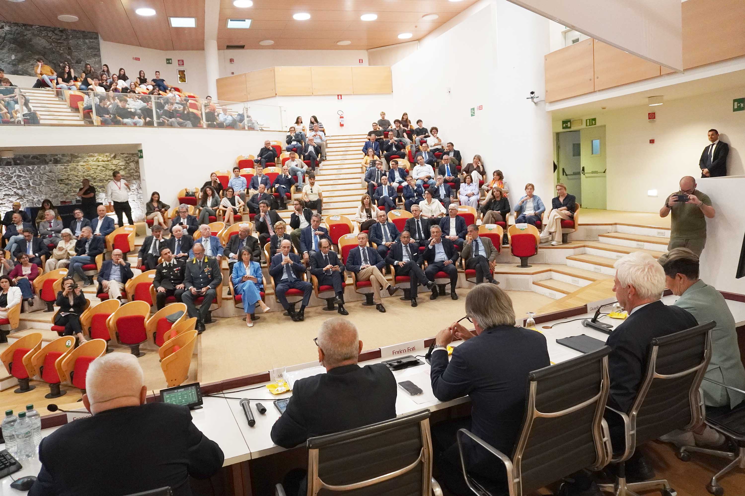 I relatori e il pubblico presente
