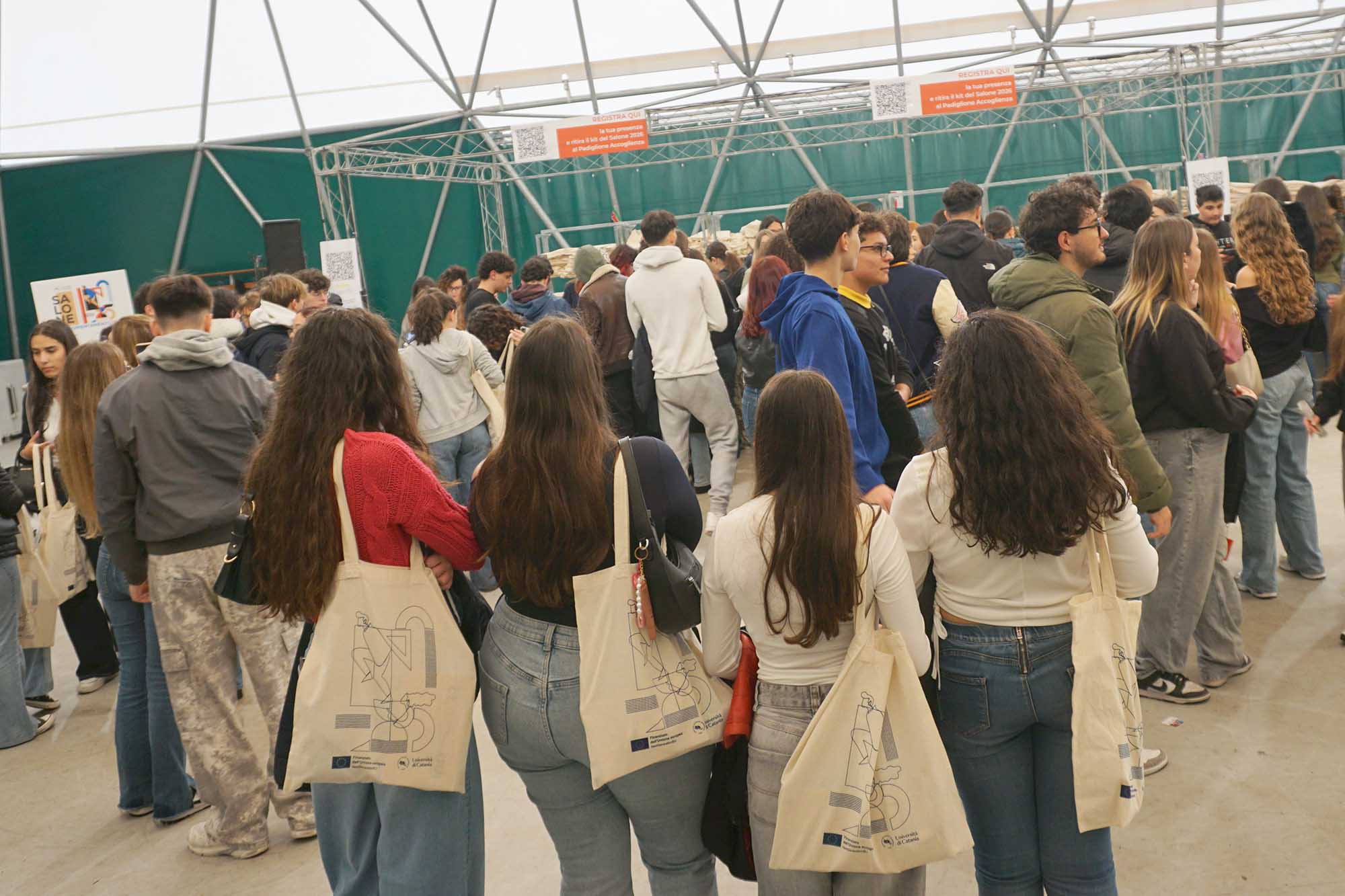 Studenti e studentesse al "Salone"