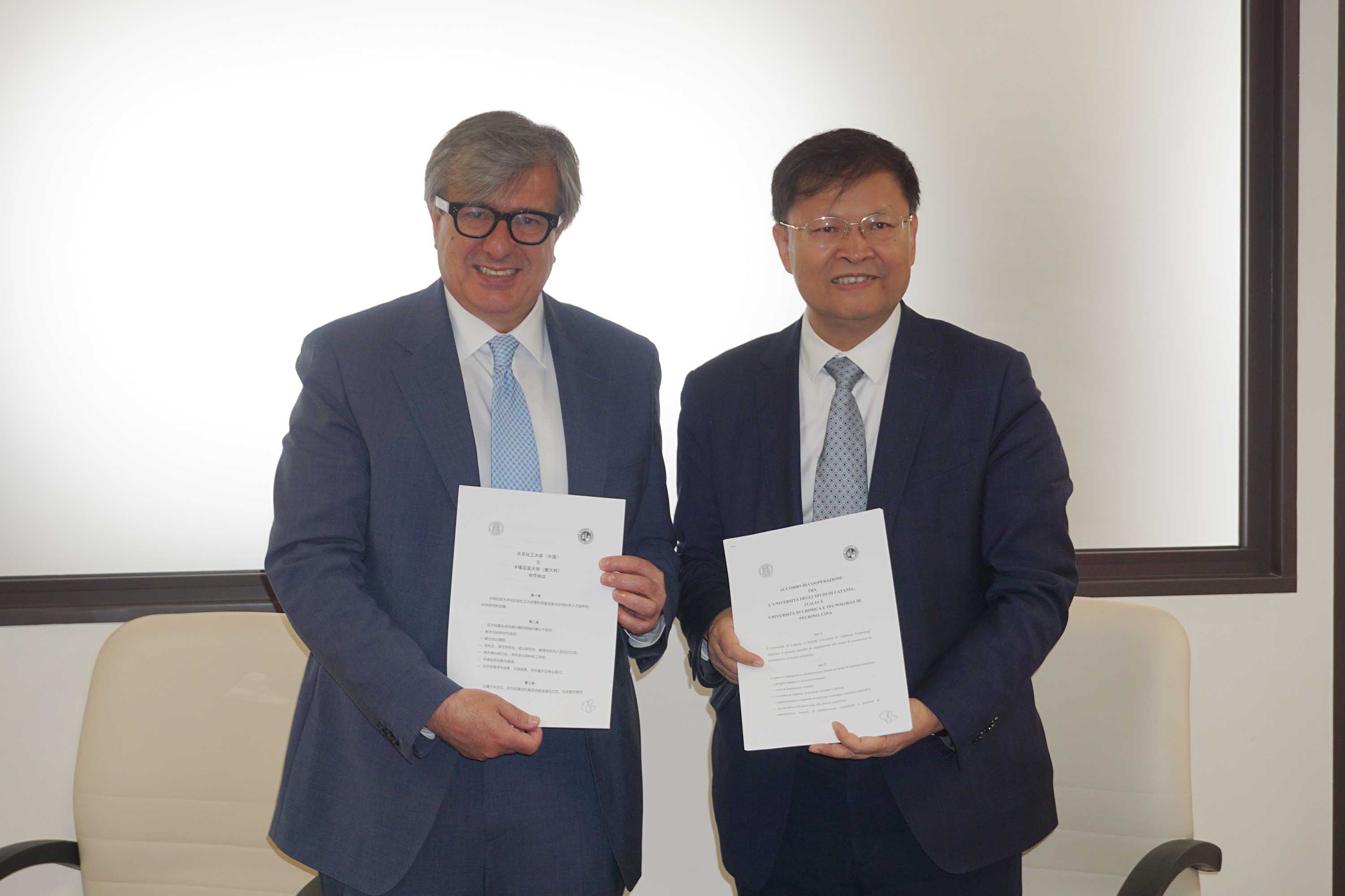 Il rettore Enrico Foti e il presidente del Buct, Tan Tianwei