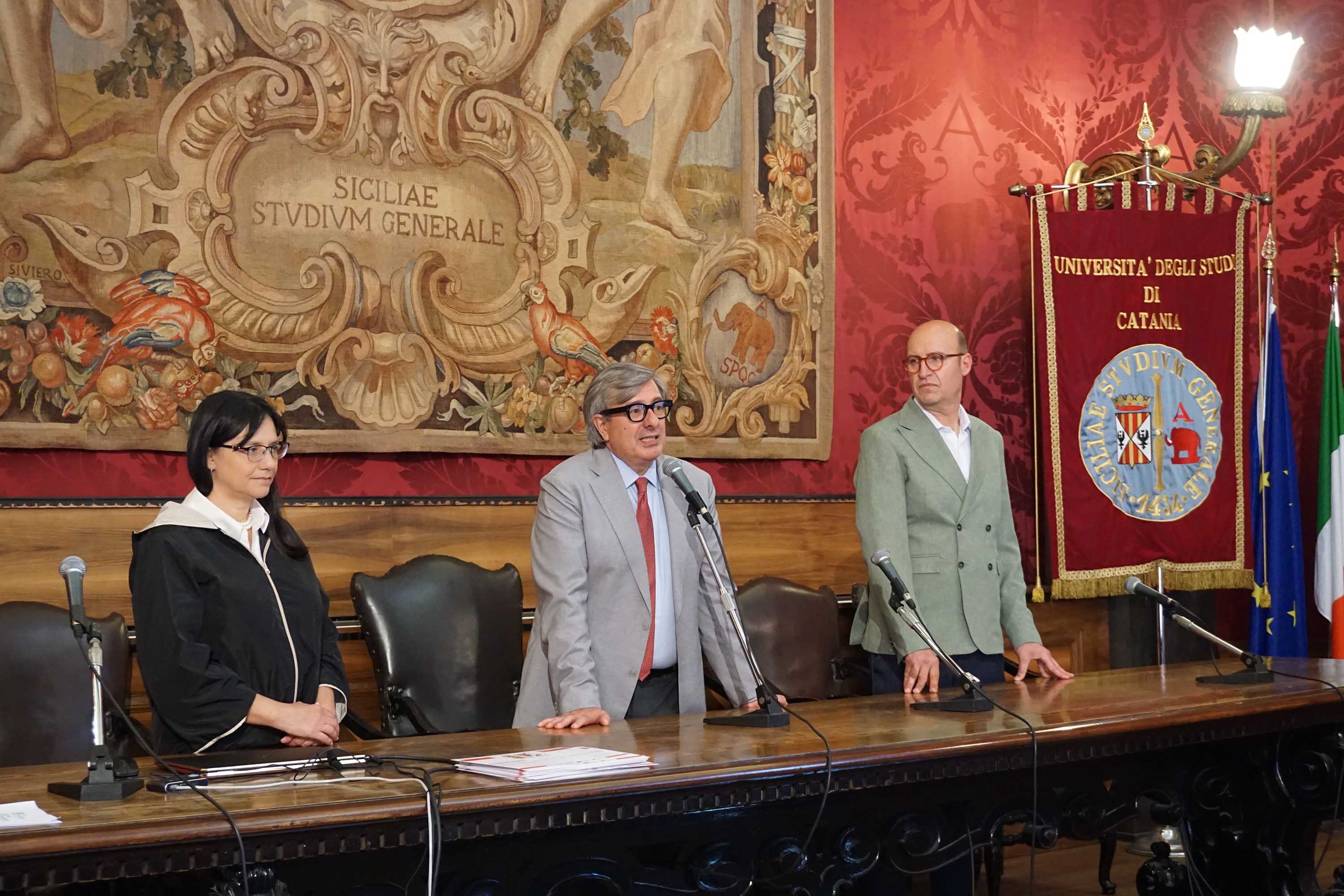 Un momento dell'intervento del rettore Enrico Foti in aula magna. Al suo fianco i docenti Violetta Brundo e Cosimo Fortuna