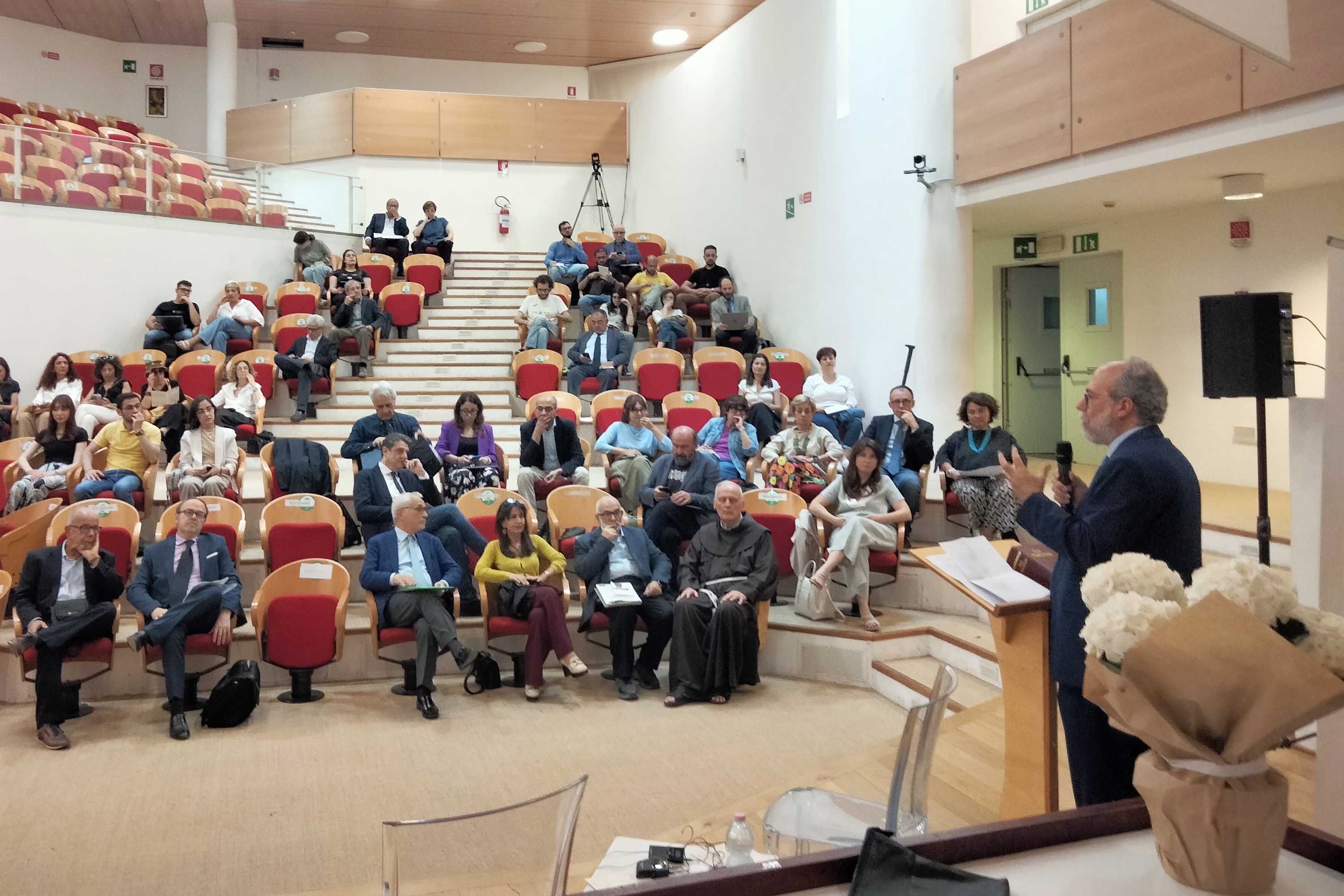 Un momento dell'intervento del prof. Antonio Sichera