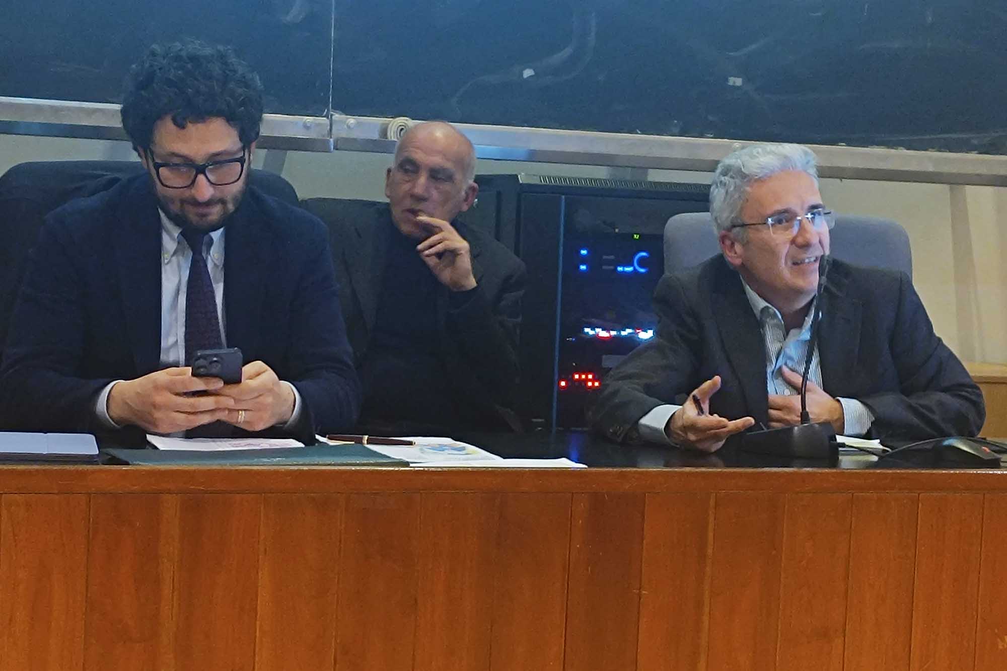 Un momento dell'intervento del prof. Roberto Cellini