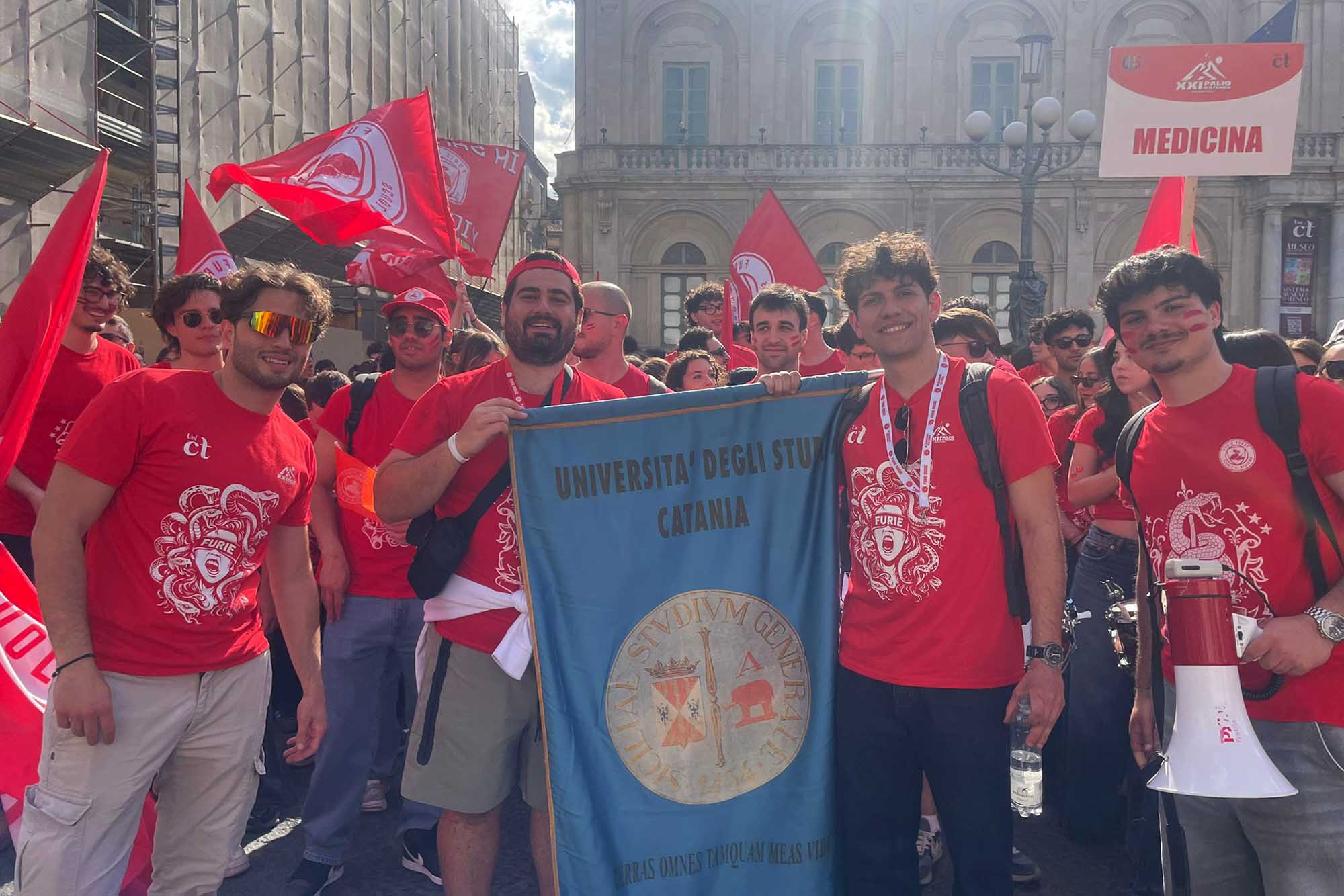 Il team di Medicina con il Palio