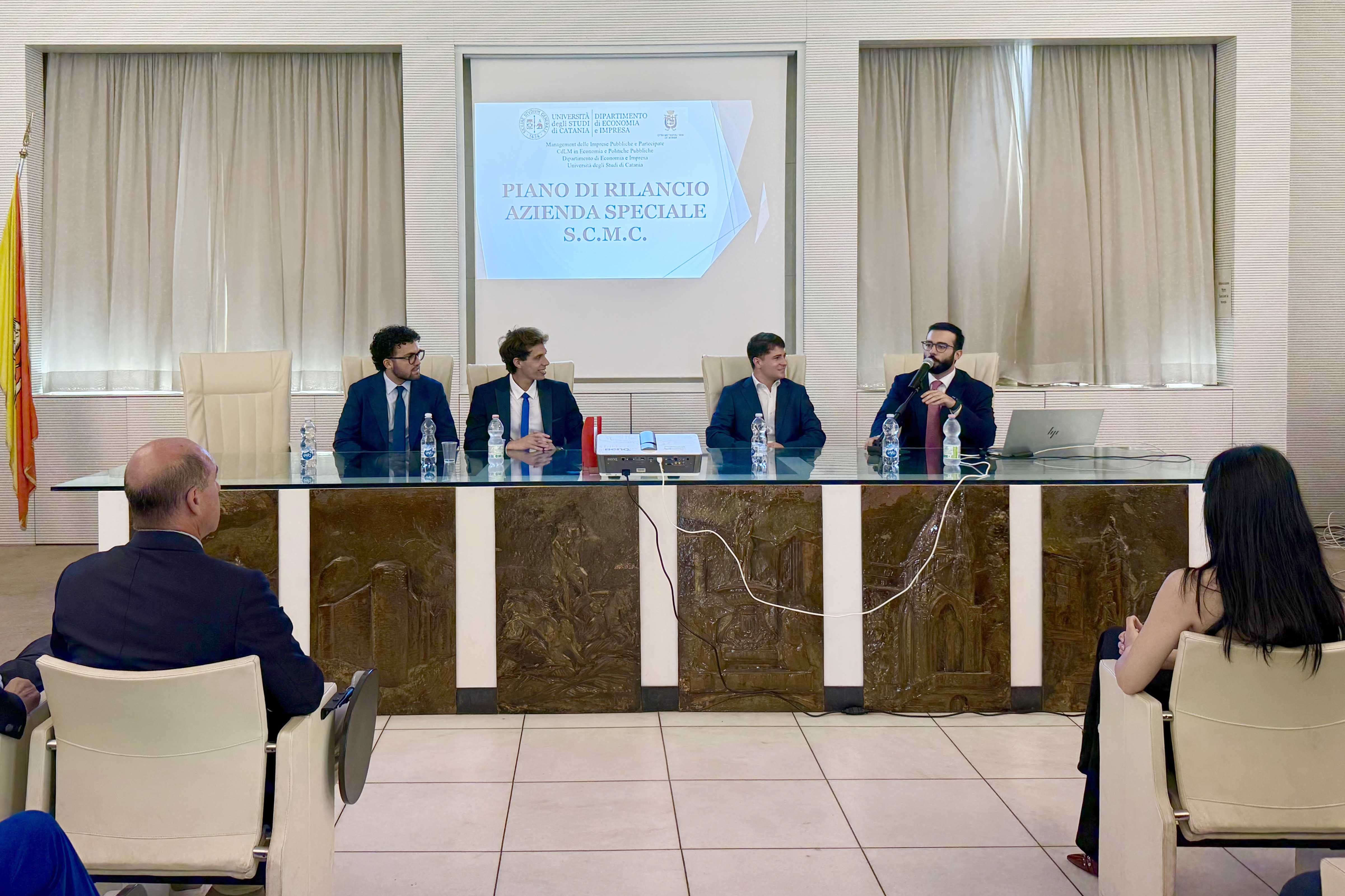 I rappresentanti del team di studenti mentre illustrano la proposta