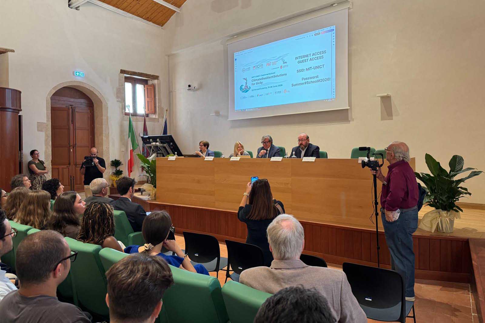 Un momento della cerimonia di presentazione