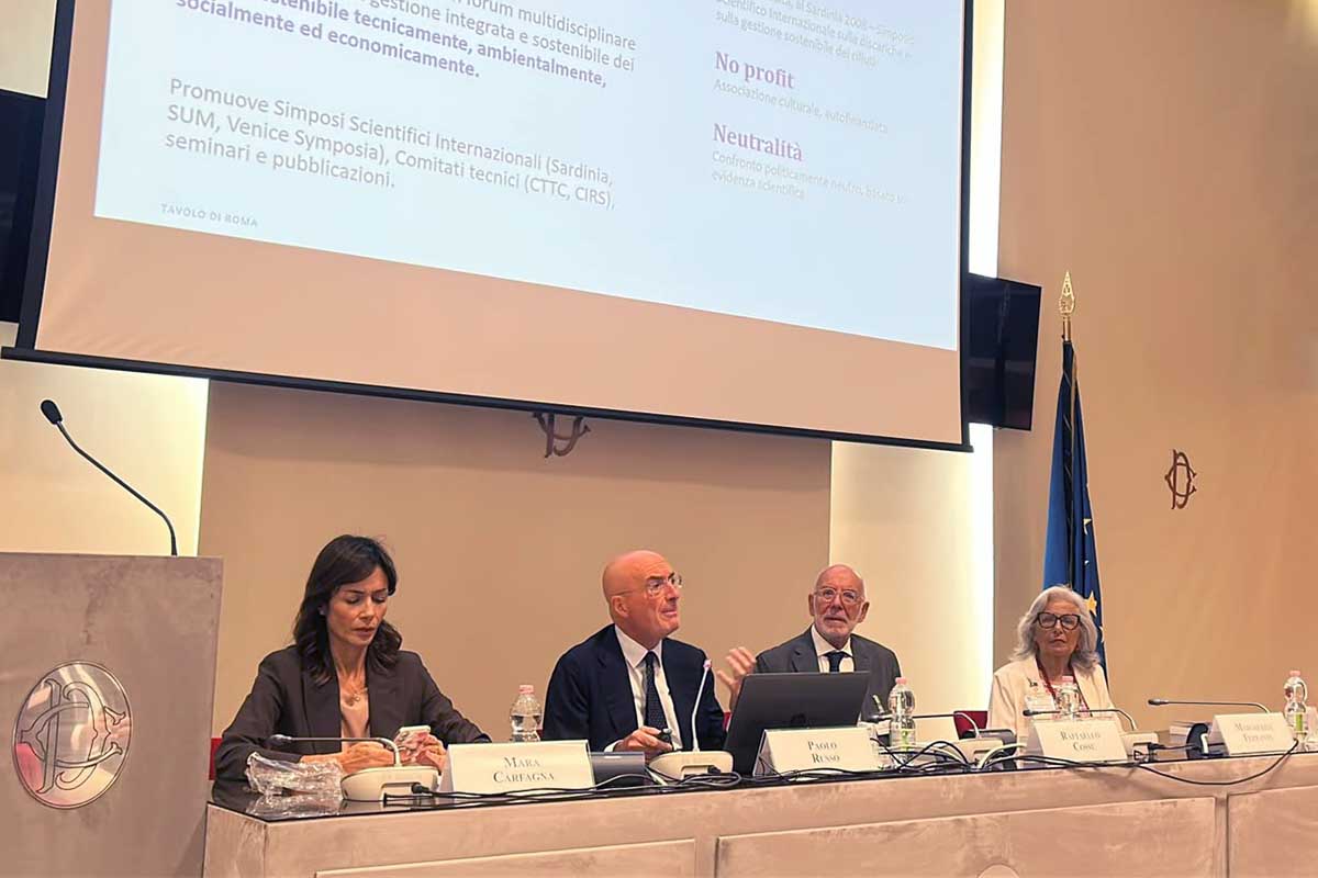 Un momento della presentazione del volume "Rifiuti e Salute. Criteri di gestione, tecnologie e impatti" a Roma