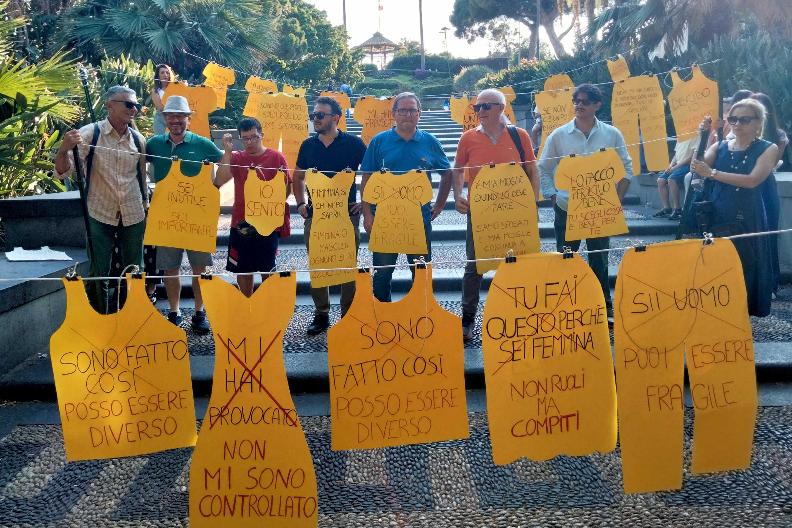 Il flash mob lungo le scalinate di Villa Bellini