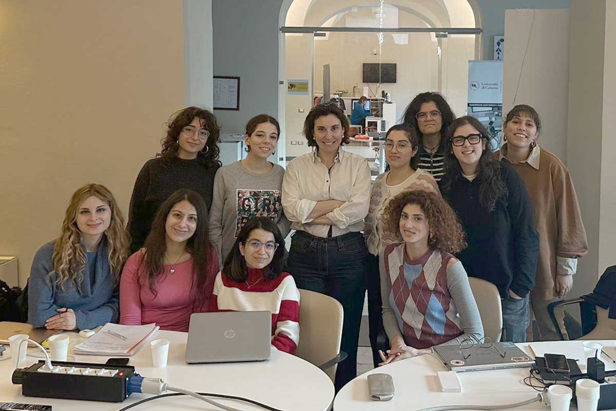 La scrittrice Stefania Auci insieme con le studentesse del corso