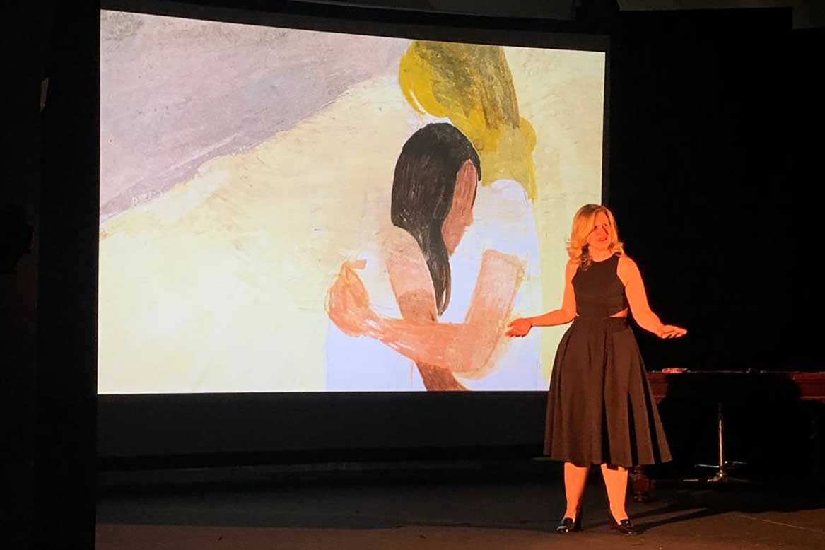 Un momento del recital "L’amica geniale a fumetti"