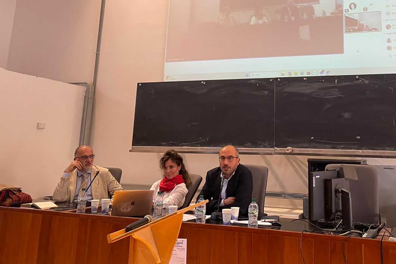 Un momento dell'intervento del prof. Giuseppe Palazzolo