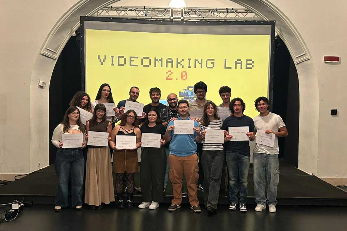 Gli allievi e le allieve insieme con i curatori del laboratorio