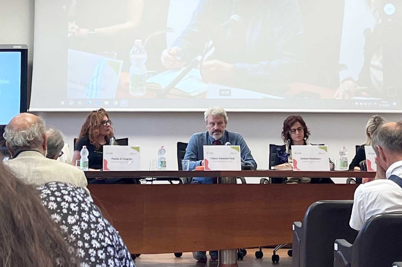 Un momento dell'intervento di Vittorio Emanuele Parsi, ai suoi lati le docenti Pinella Di Gregorio e Stefania Panebianco