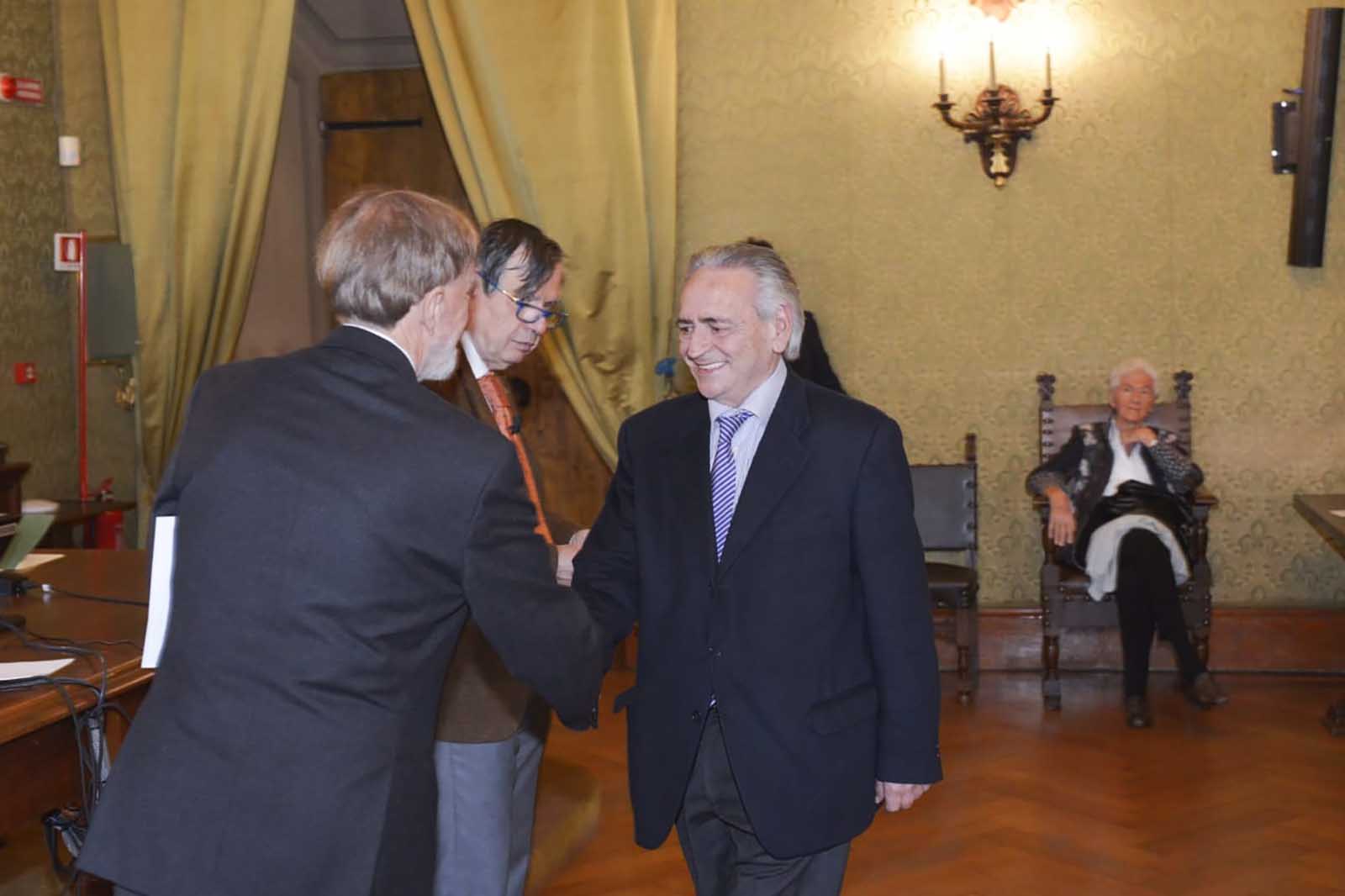Il prof. Antonio Pioletti mentre riceve il premio dal presidente dell'Accademia Nazionale dei Lincei, Roberto Antonelli