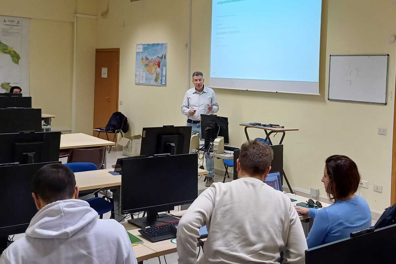 Studenti del corso di laurea magistrale in Geologia e Geofisica durante il seminario dal titolo Acquisizione Sismica tenuto da un esperto Eni