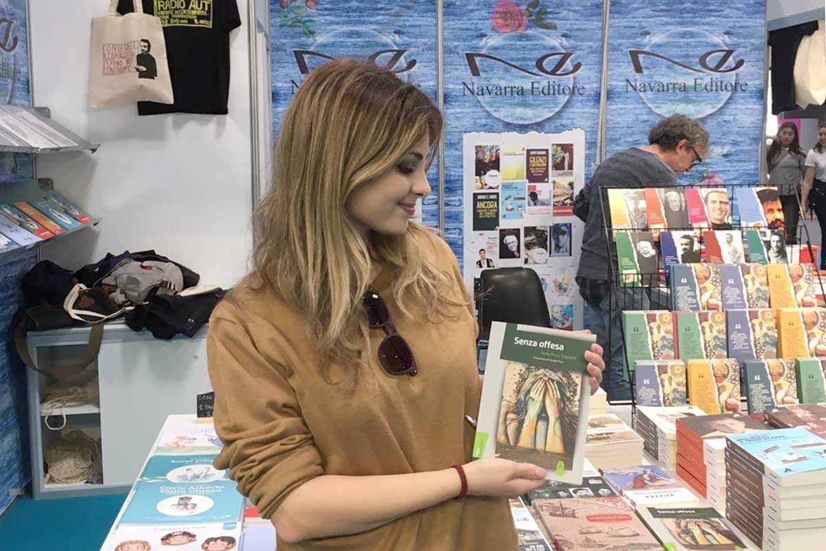 La studentessa-scrittrice Anna Rosa con una copia di "Senza offesa"