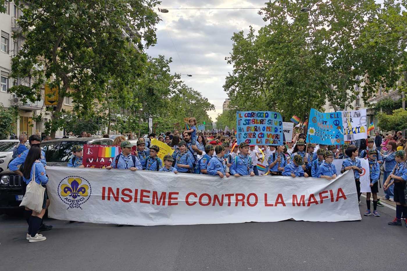 Gli scout in testa alla marcia