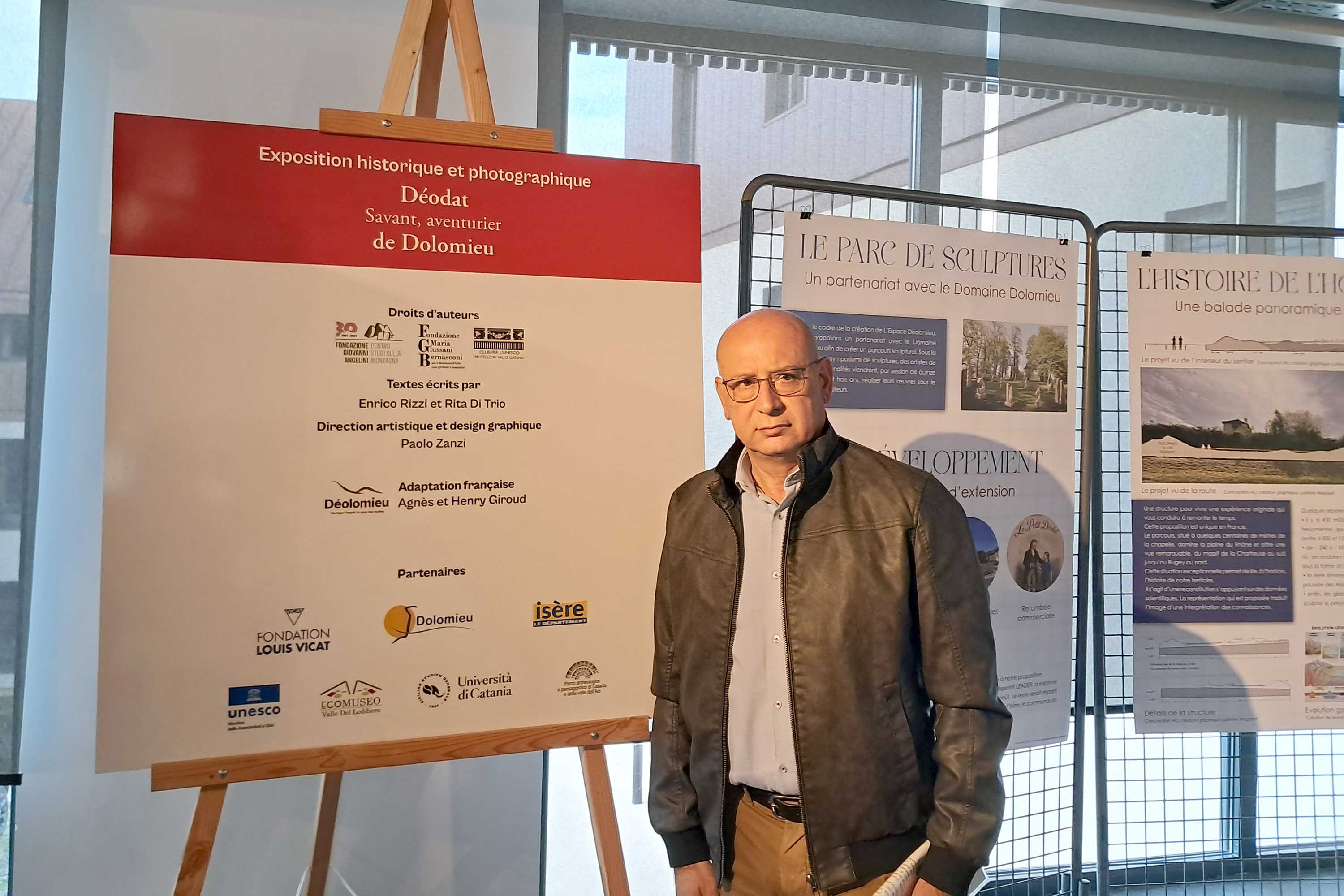 Il prof. Rosolino Cirrincione alla mostra