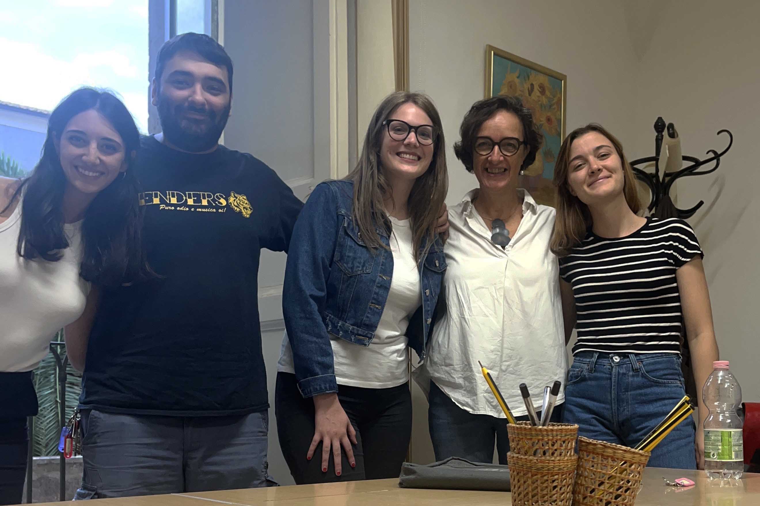 La prof.ssa Teresa Consoli insieme con alcuni tutor