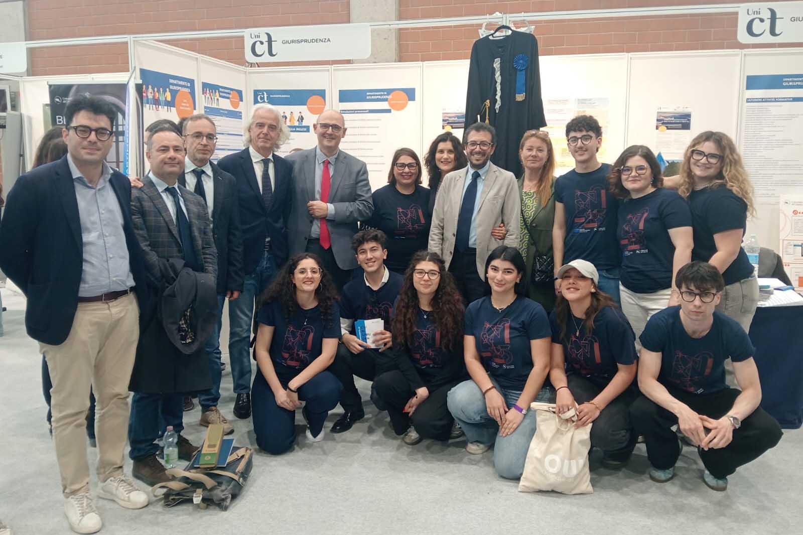 L'avvocato Mattia Grassani in visita allo stand di Giurisprudenza