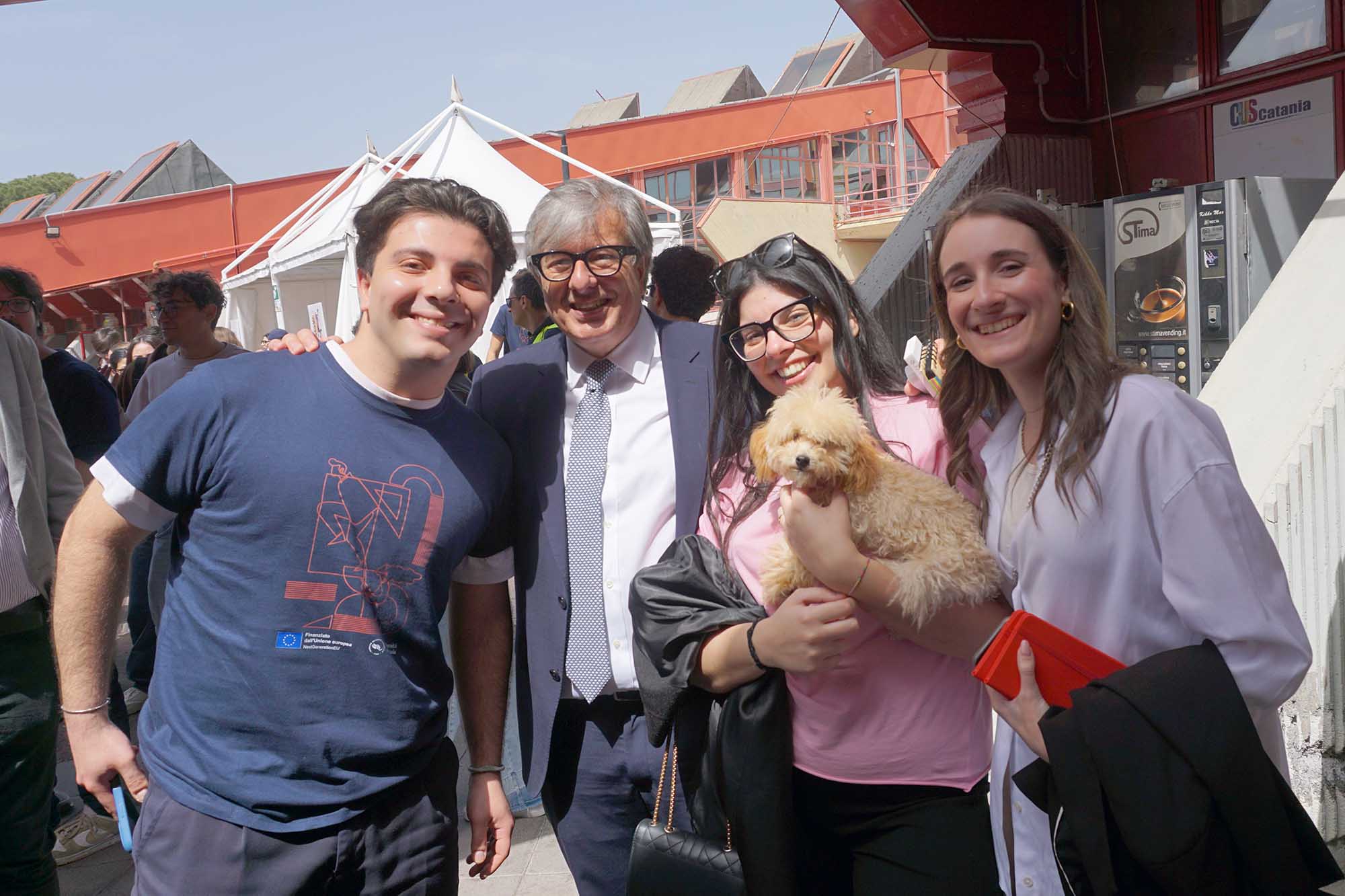 Il rettore Enrico Foti insieme con gli studenti