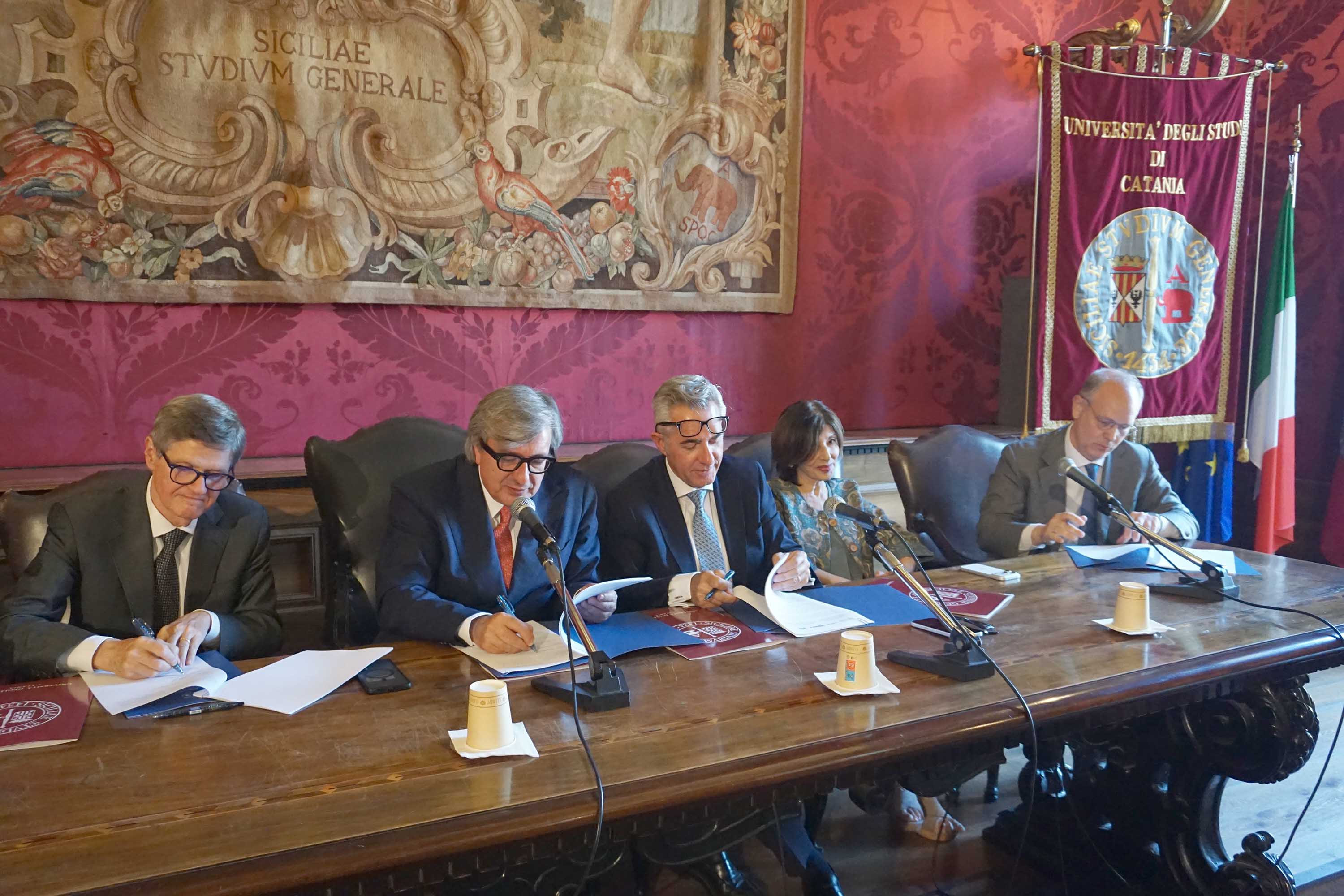 Un momento della firma dell'accordo