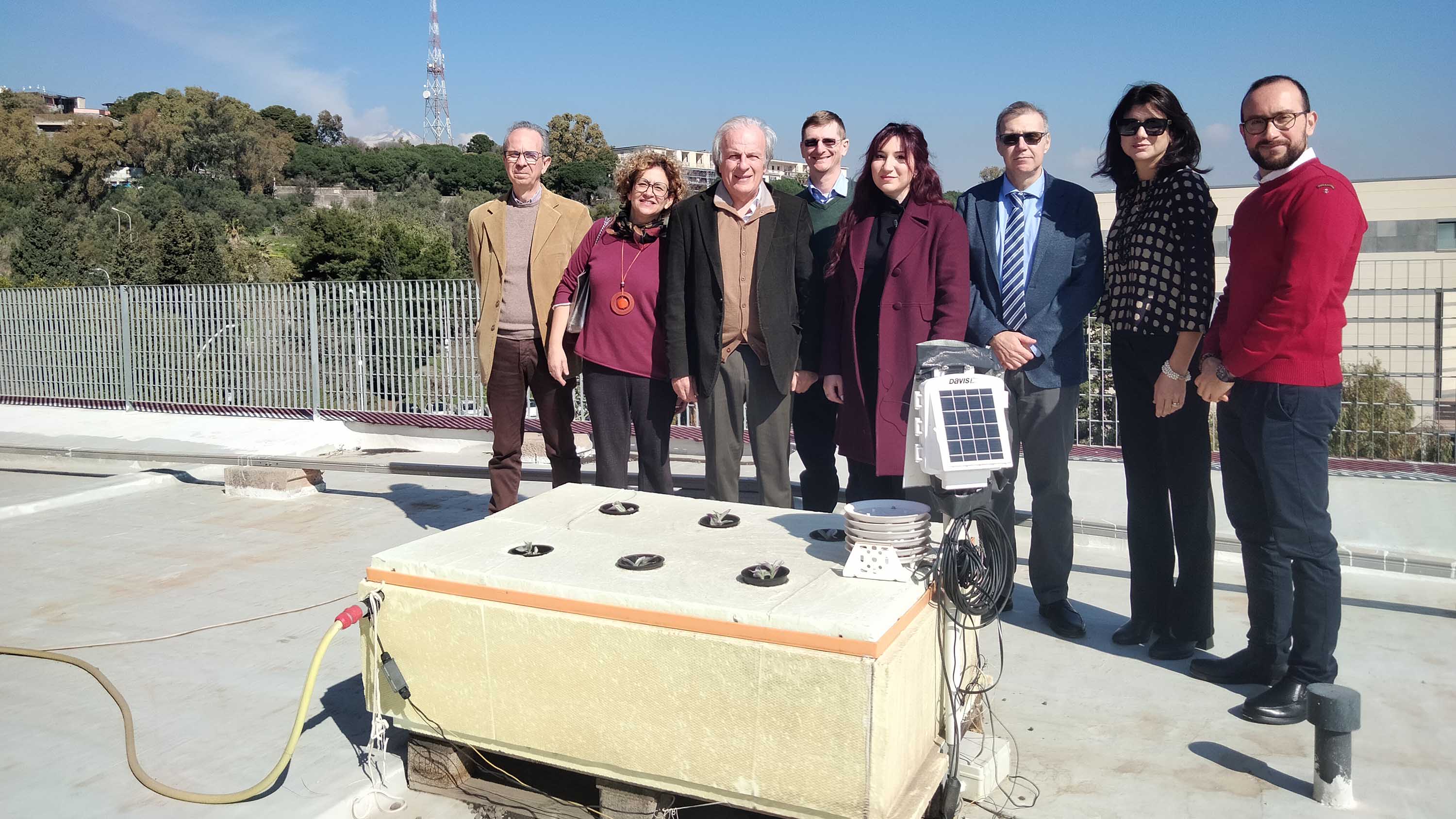 Gli inventori che illustrano il dispositivo tecnologico