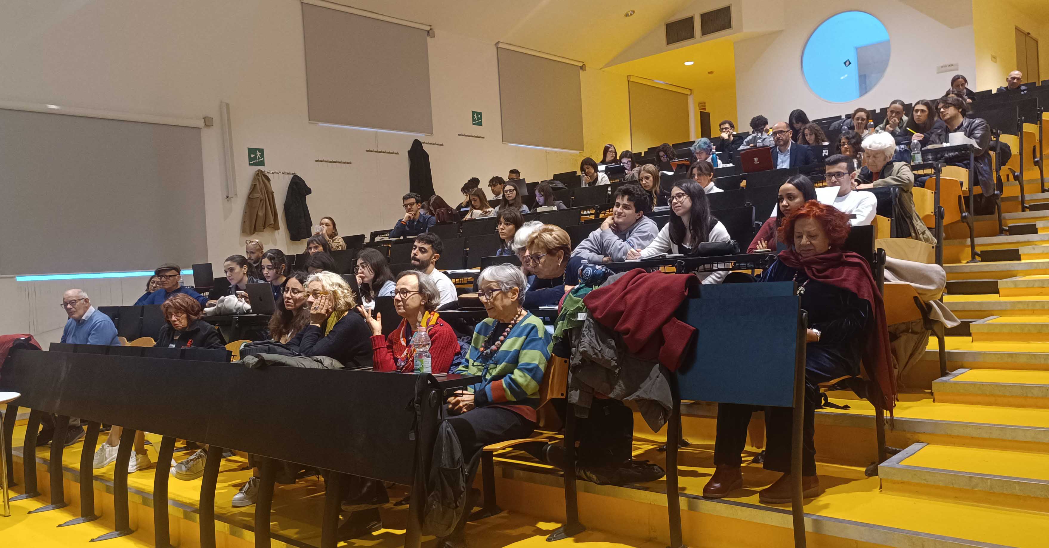 Studenti, docenti e cittadini presenti all'incontro