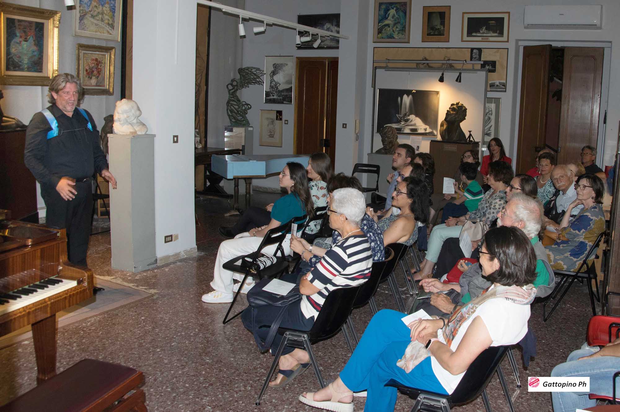 Un momento dell'incontro con il maestro Giorgio Mandolesi