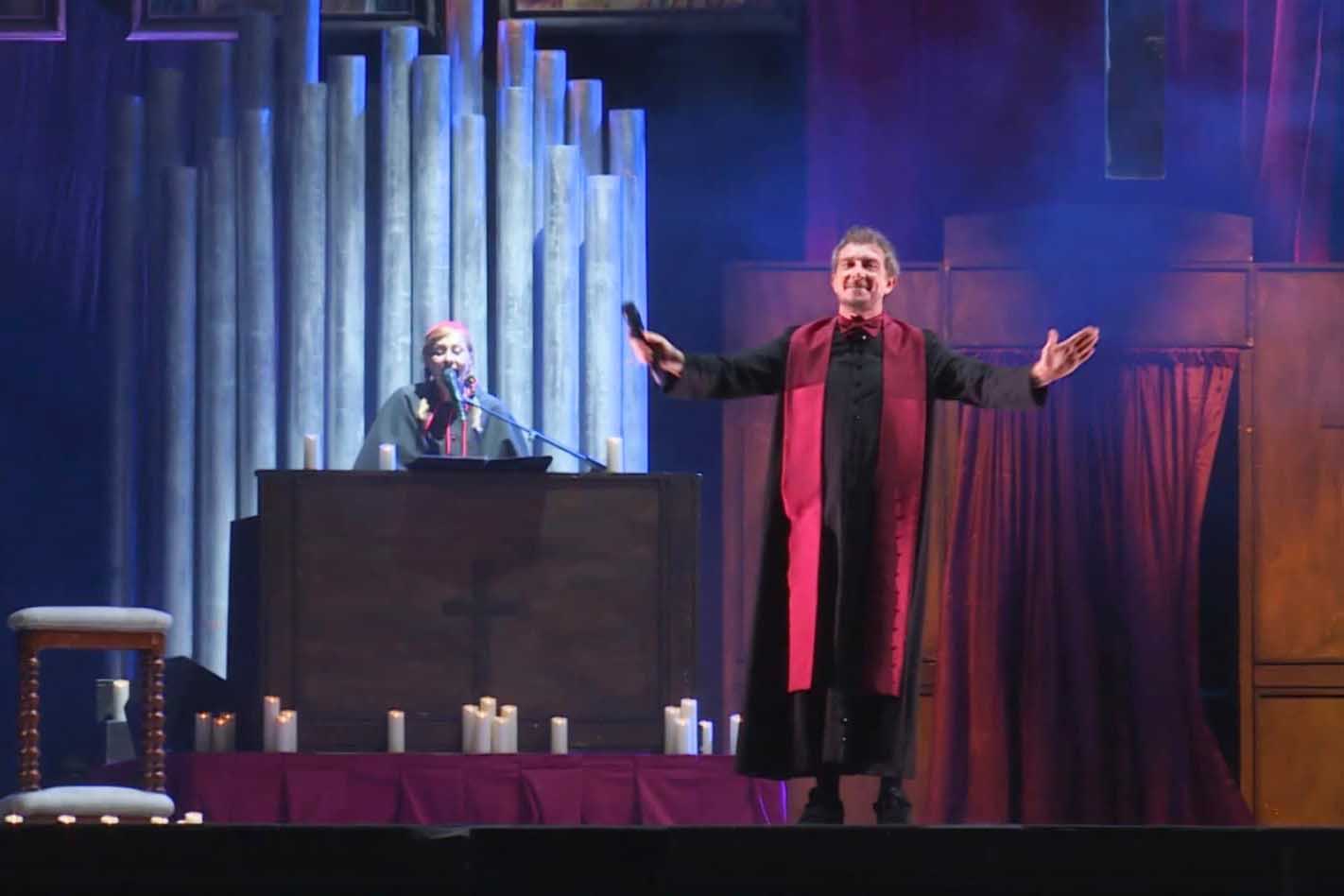 Paolo Ruffini vestito da parroco in apertura dello spettacolo (foto: Comune di Catania)