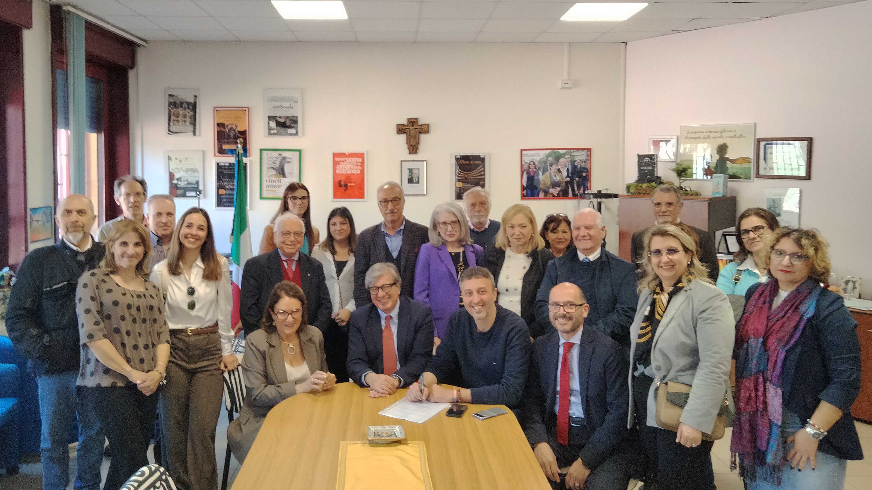 In foto i rappresentanti delle associazioni insieme con i firmatari del protocollo di intesa