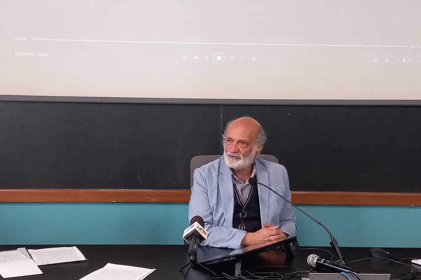 Un momento dell'intervento del prof. Rosario Sapienza