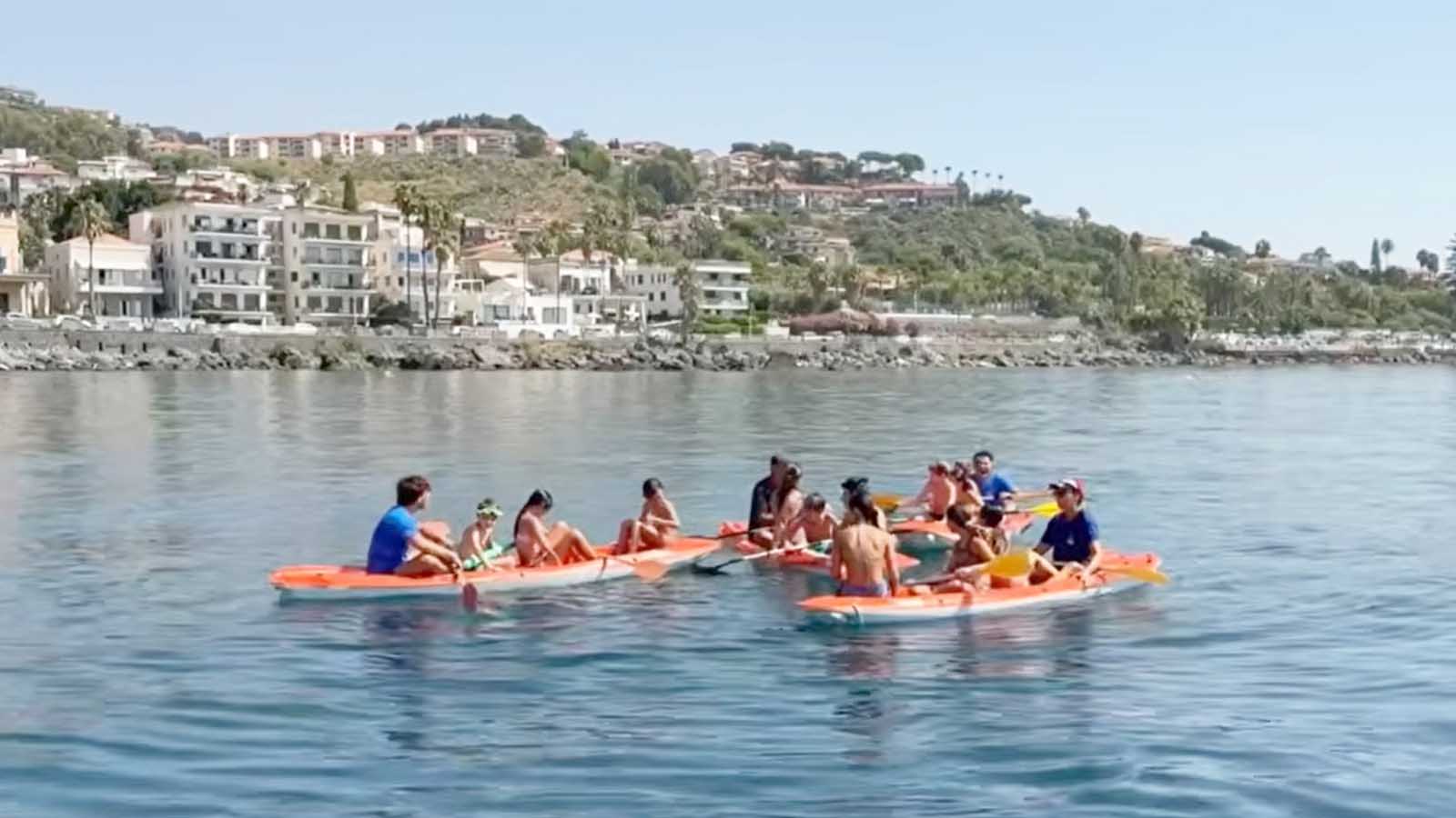Giovani partecipanti in canoa