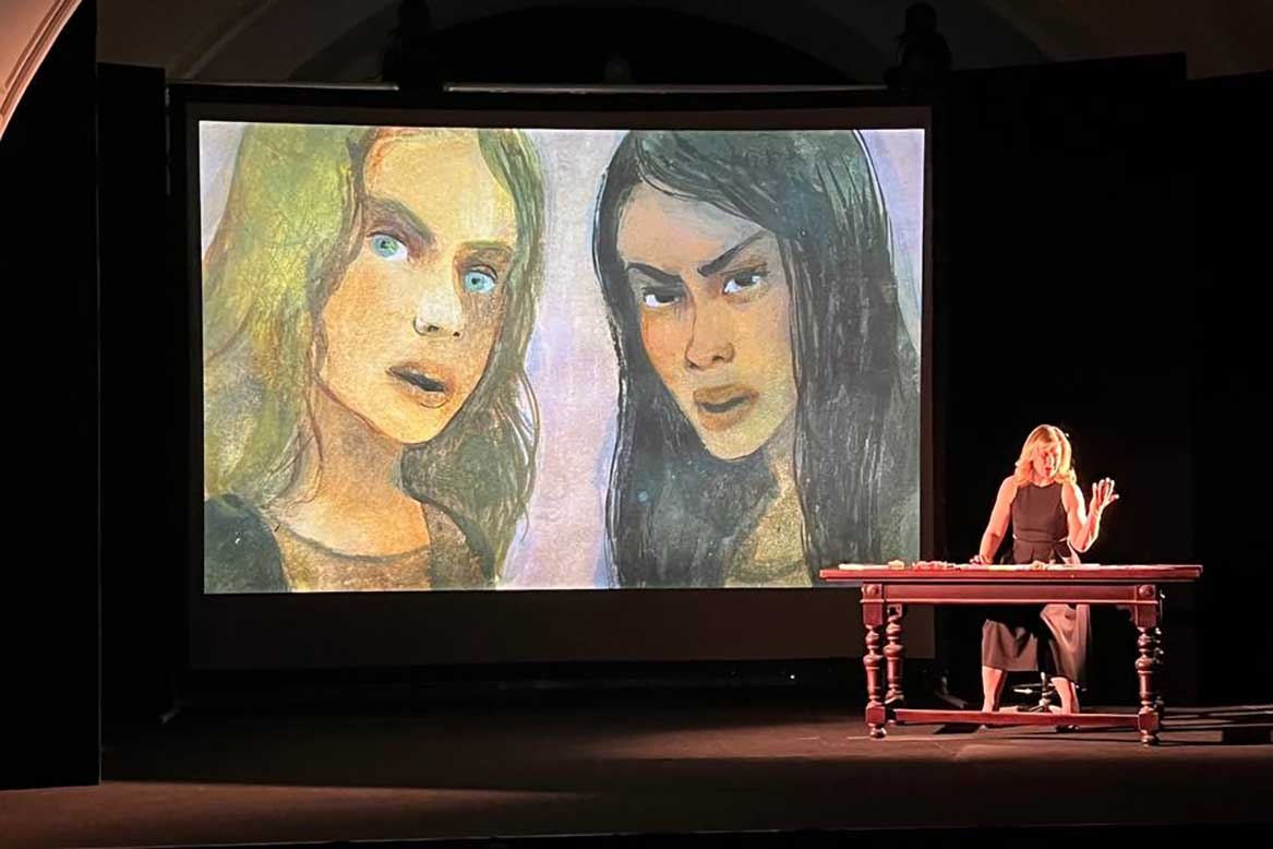 Un momento del recital "L’amica geniale a fumetti"