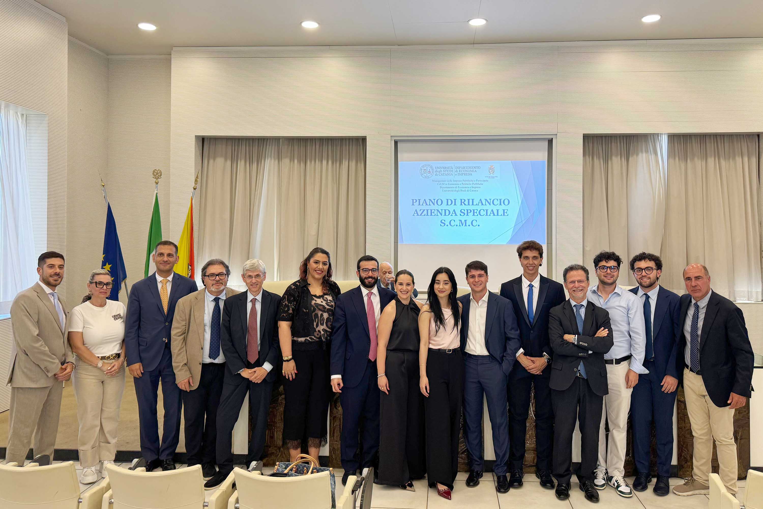 I team di studenti insieme con i rappresentanti delle istituzioni