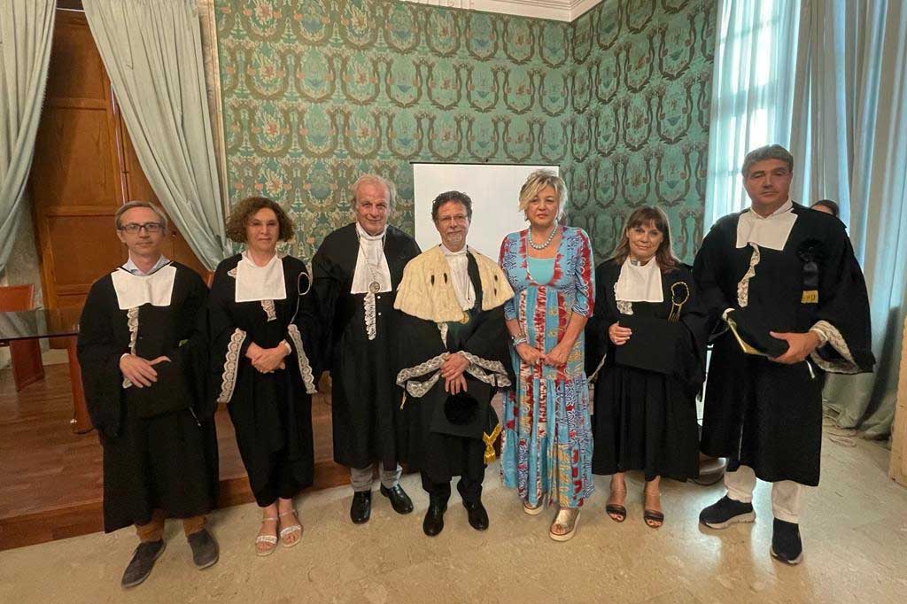La commissione di laurea insieme con Angela Ragusa, mamma di Alessandro Odierna