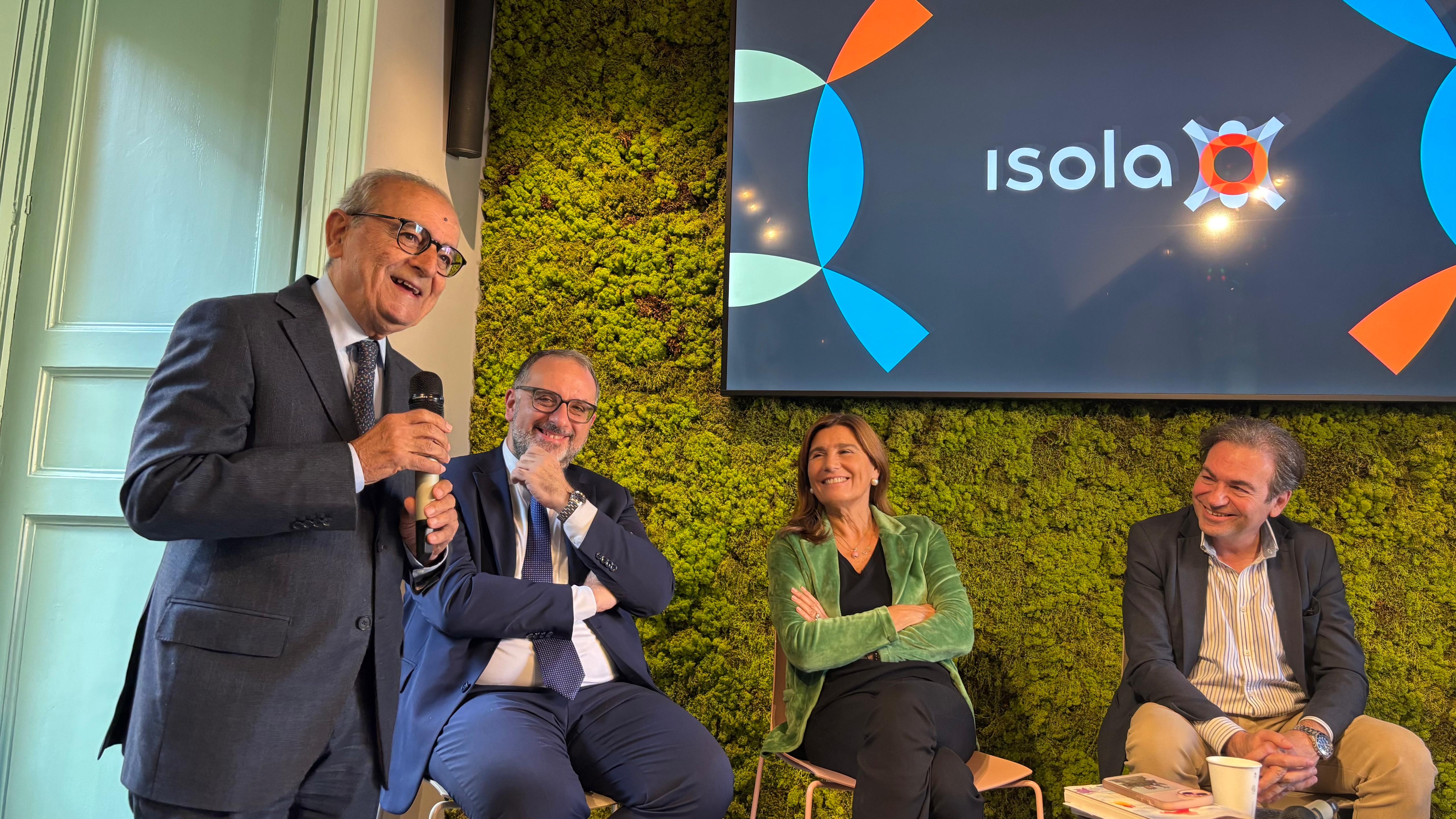 Un momento dell'intervento dell'autore del libro Andrea Piraino