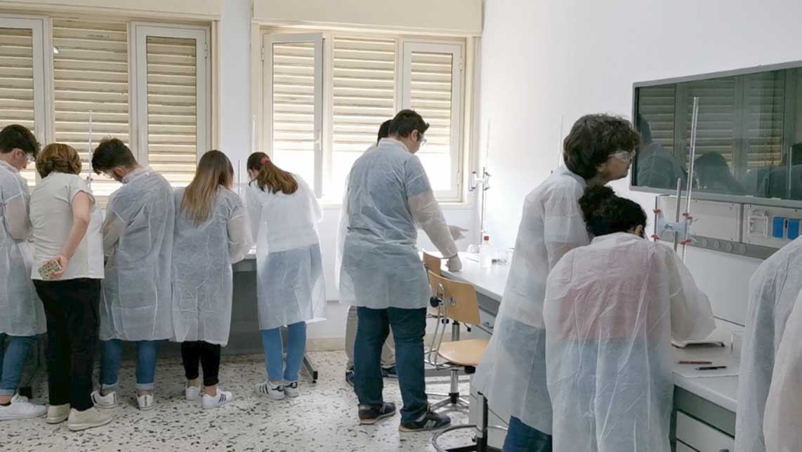 Montedoro, studenti nel laboratorio