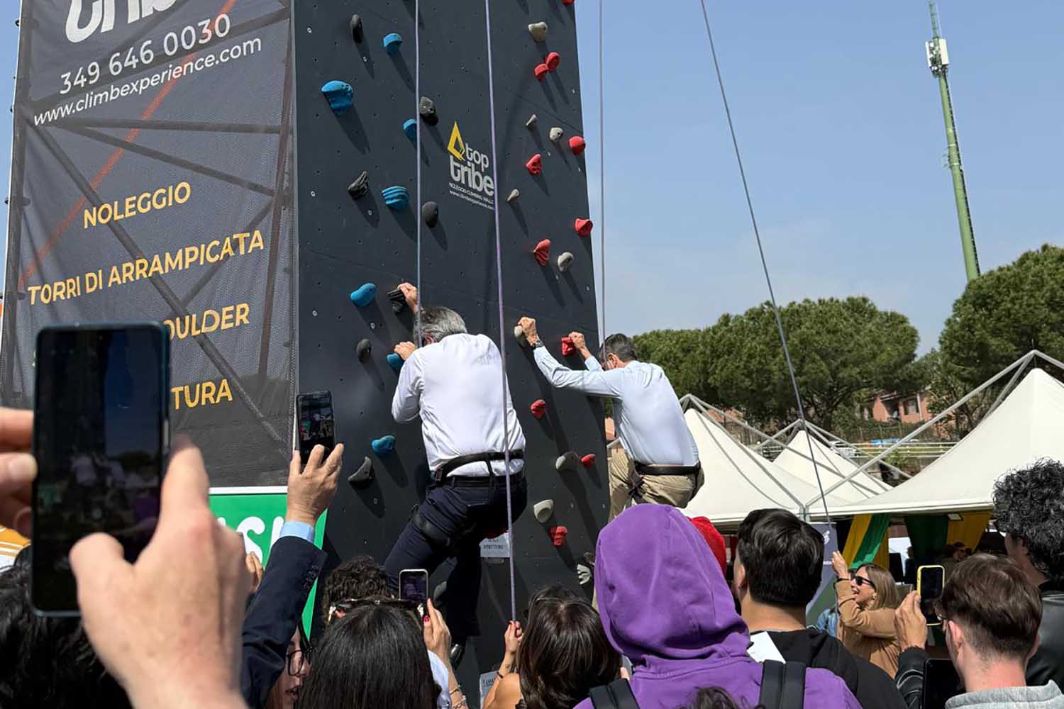 Un momento dell'arrampicata del rettore Enrico Foti e il sindaco Enrico Trantino