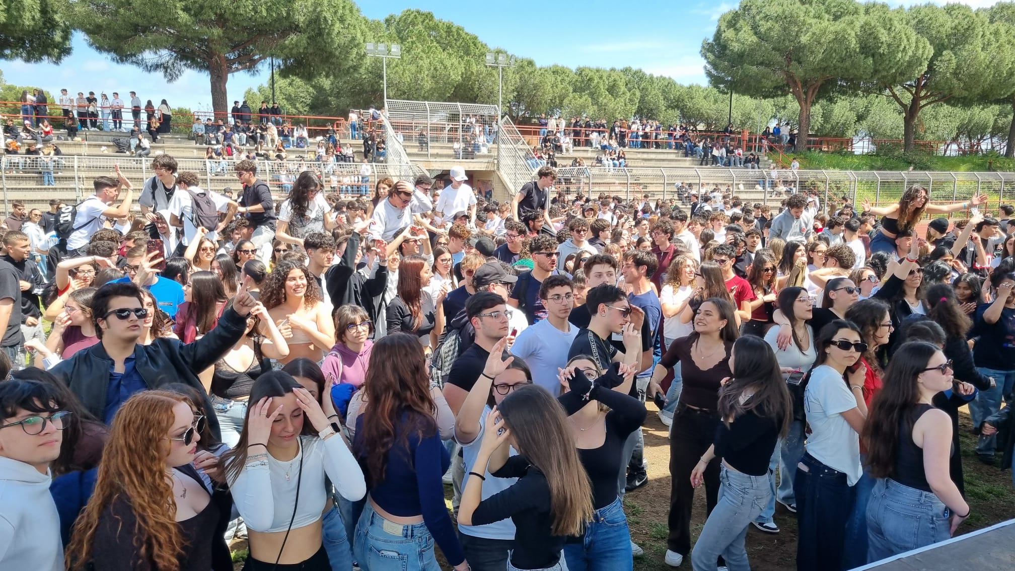 studenti e studentesse che ballano